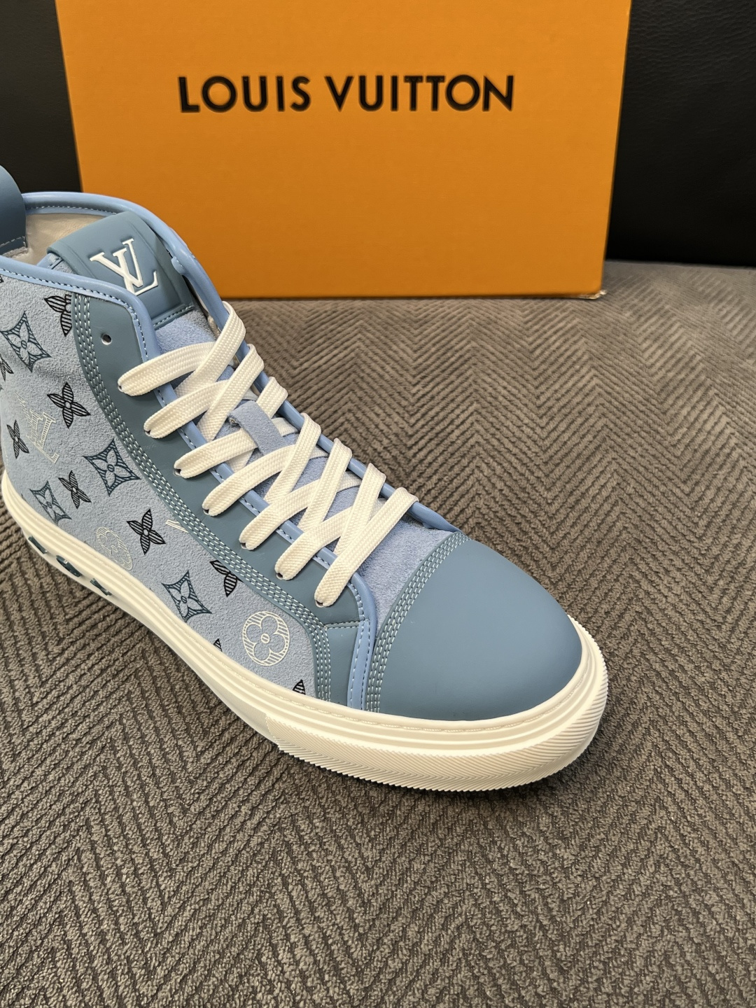 Lv   高品质  顶级工艺品  路易威登，靴子专柜同步，鞋面意大利进口，高品质拼接缤纷色彩复杂工艺品，进口水染牛皮垫网