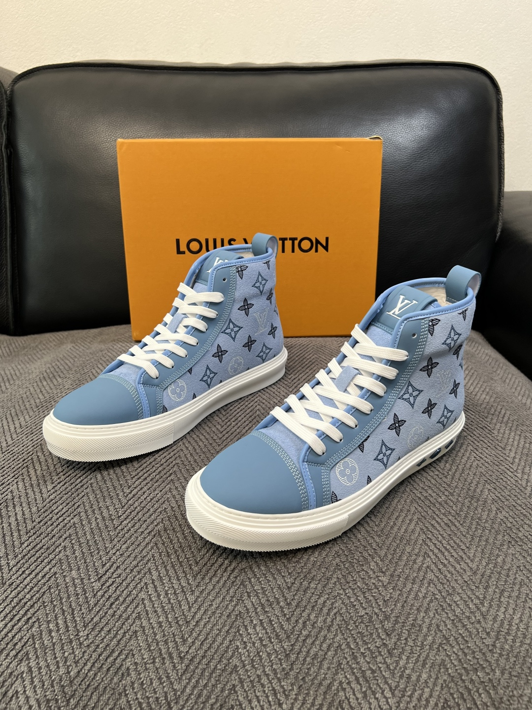 Lv   高品质  顶级工艺品  路易威登，靴子专柜同步，鞋面意大利进口，高品质拼接缤纷色彩复杂工艺品，进口水染牛皮垫网