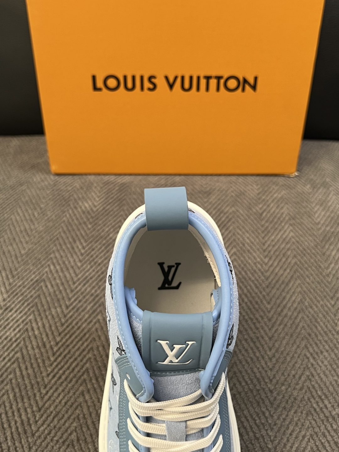 Lv   高品质  顶级工艺品  路易威登，靴子专柜同步，鞋面意大利进口，高品质拼接缤纷色彩复杂工艺品，进口水染牛皮垫网
