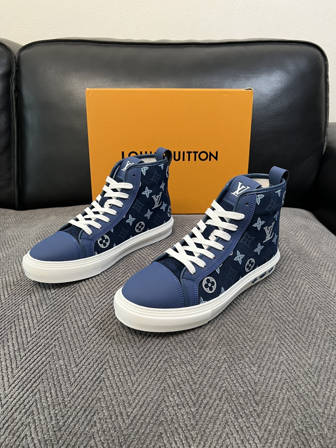 Lv   高品质  顶级工艺品  路易威登，靴子专柜同步，鞋面意大利进口，高品质拼接缤纷色彩复杂工艺品，进口水染牛皮垫网