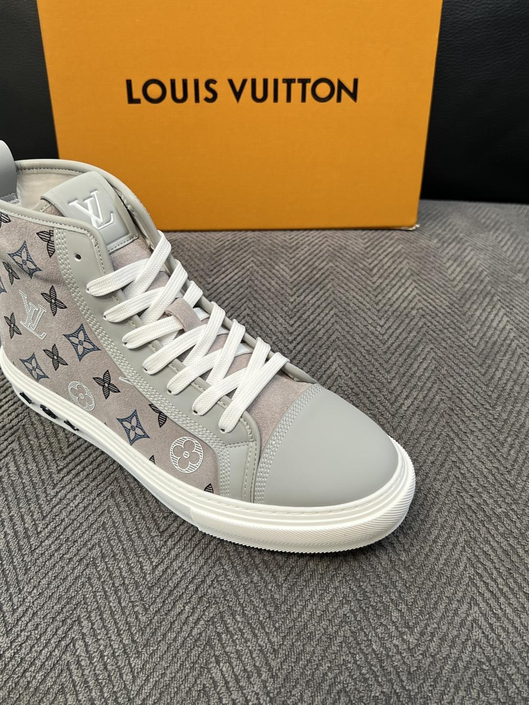 Lv   高品质  顶级工艺品  路易威登，靴子专柜同步，鞋面意大利进口，高品质拼接缤纷色彩复杂工艺品，进口水染牛皮垫网