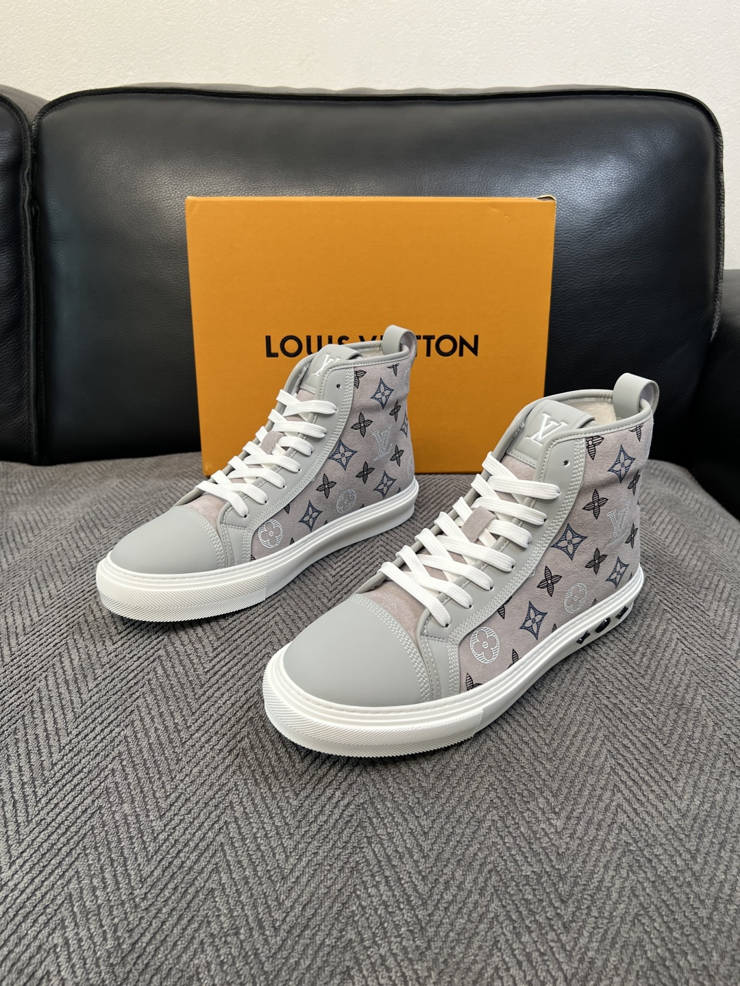 Lv   高品质  顶级工艺品  路易威登，靴子专柜同步，鞋面意大利进口，高品质拼接缤纷色彩复杂工艺品，进口水染牛皮垫网