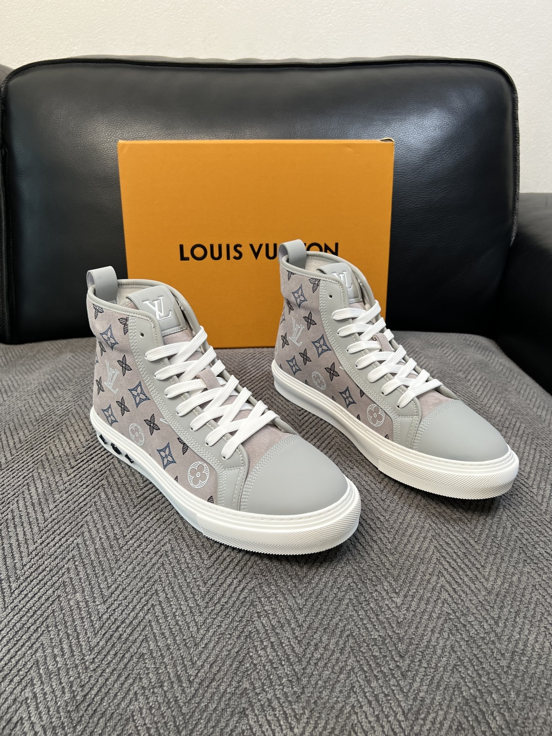 Lv   高品质  顶级工艺品  路易威登，靴子专柜同步，鞋面意大利进口，高品质拼接缤纷色彩复杂工艺品，进口水染牛皮垫网