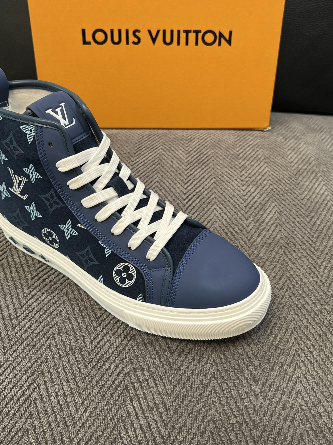 Lv   高品质  顶级工艺品  路易威登，靴子专柜同步，鞋面意大利进口，高品质拼接缤纷色彩复杂工艺品，进口水染牛皮垫网