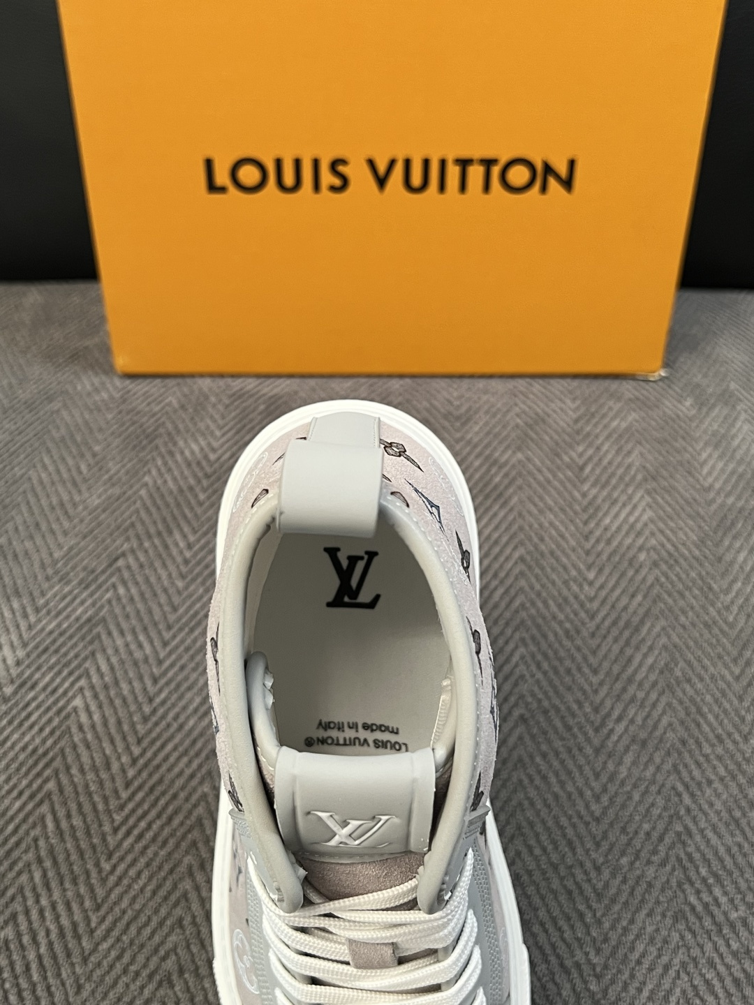 Lv   高品质  顶级工艺品  路易威登，靴子专柜同步，鞋面意大利进口，高品质拼接缤纷色彩复杂工艺品，进口水染牛皮垫网