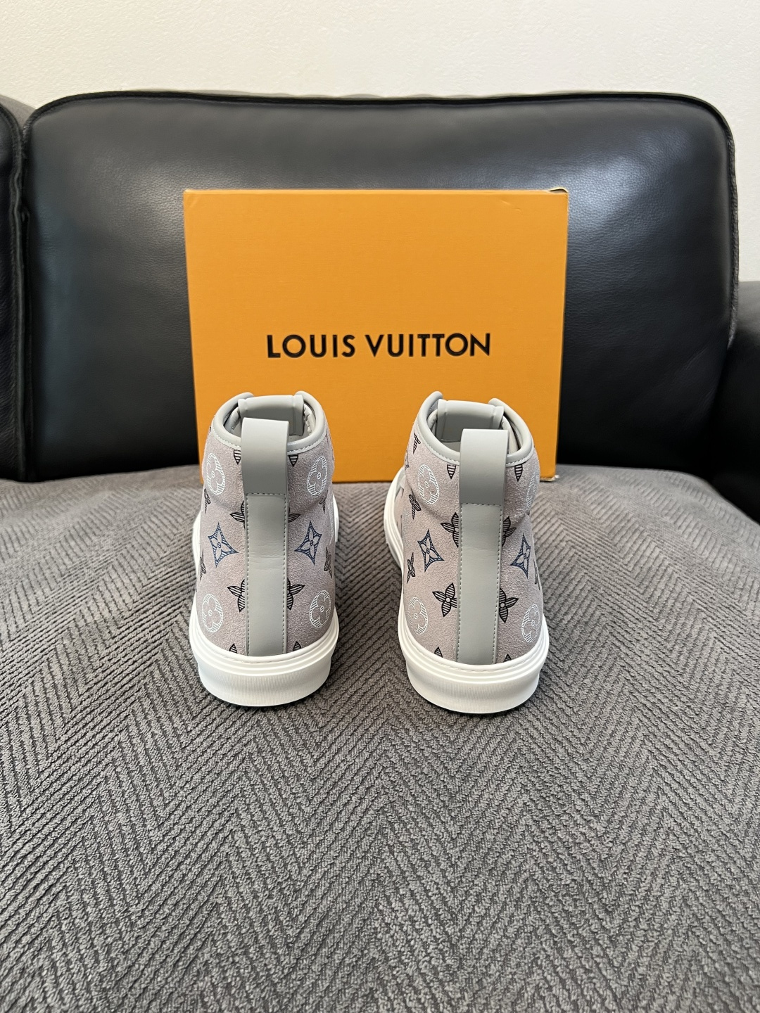 Lv   高品质  顶级工艺品  路易威登，靴子专柜同步，鞋面意大利进口，高品质拼接缤纷色彩复杂工艺品，进口水染牛皮垫网