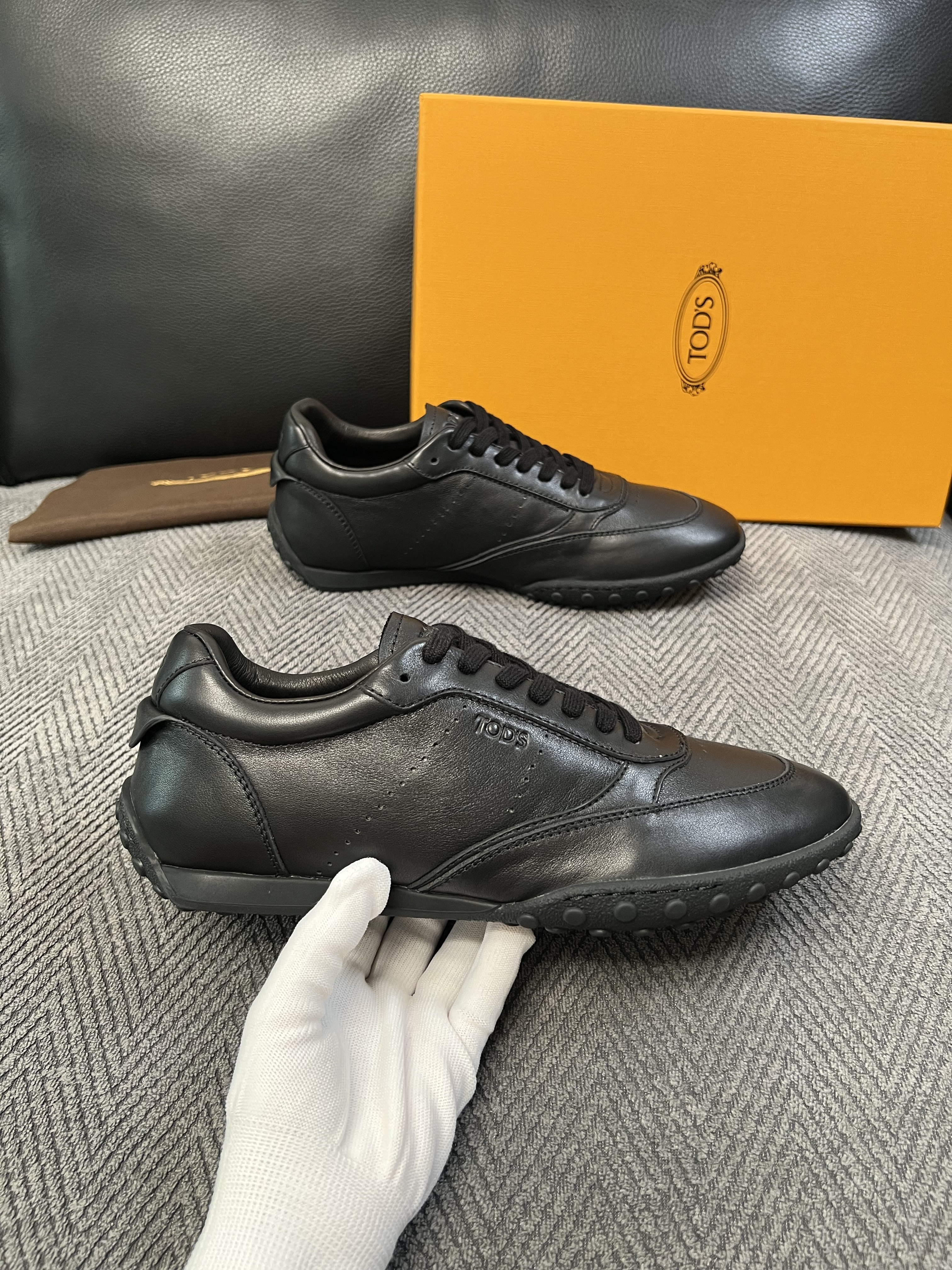 Tods  高品质  顶级工艺品  托德斯  专柜新款原厂配置，意大利进口牛皮拼布面料，进口牛里垫，透气舒适，鞋底：原厂