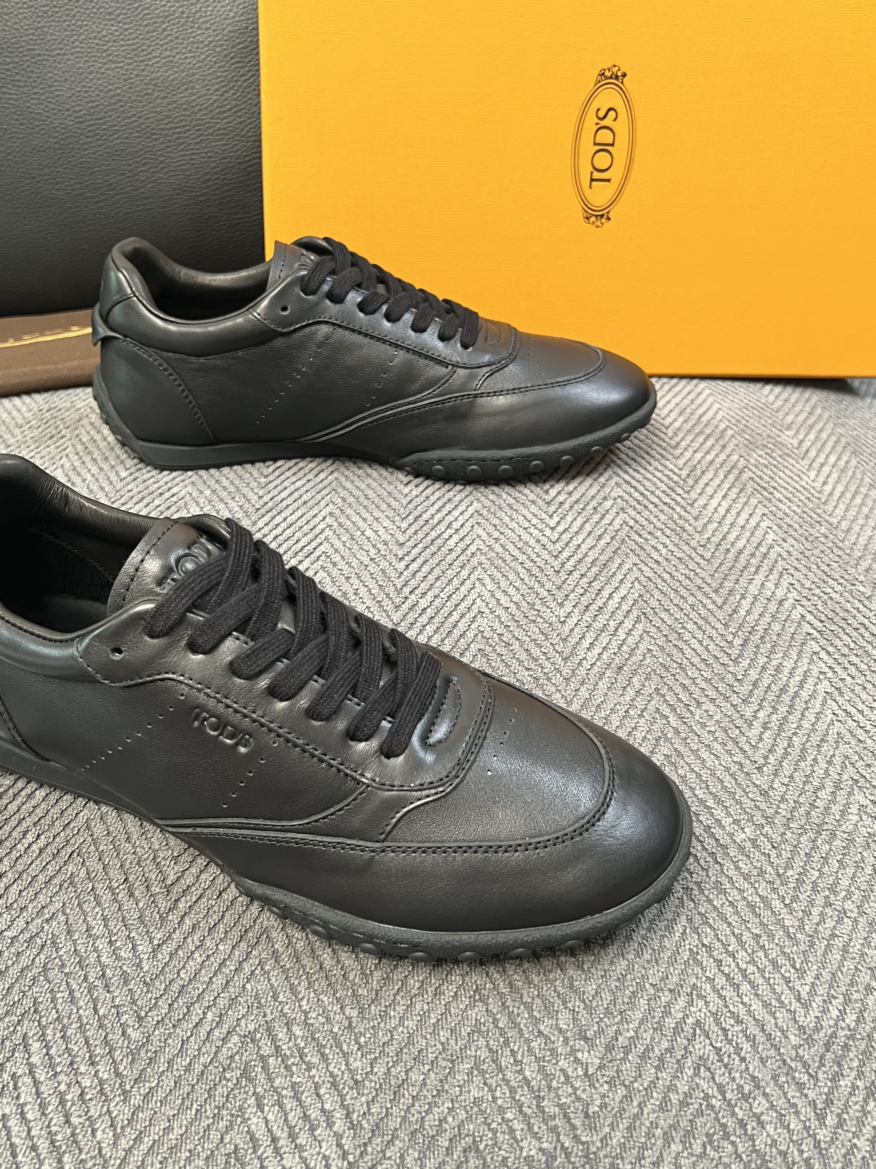 Tods  高品质  顶级工艺品  托德斯  专柜新款原厂配置，意大利进口牛皮拼布面料，进口牛里垫，透气舒适，鞋底：原厂