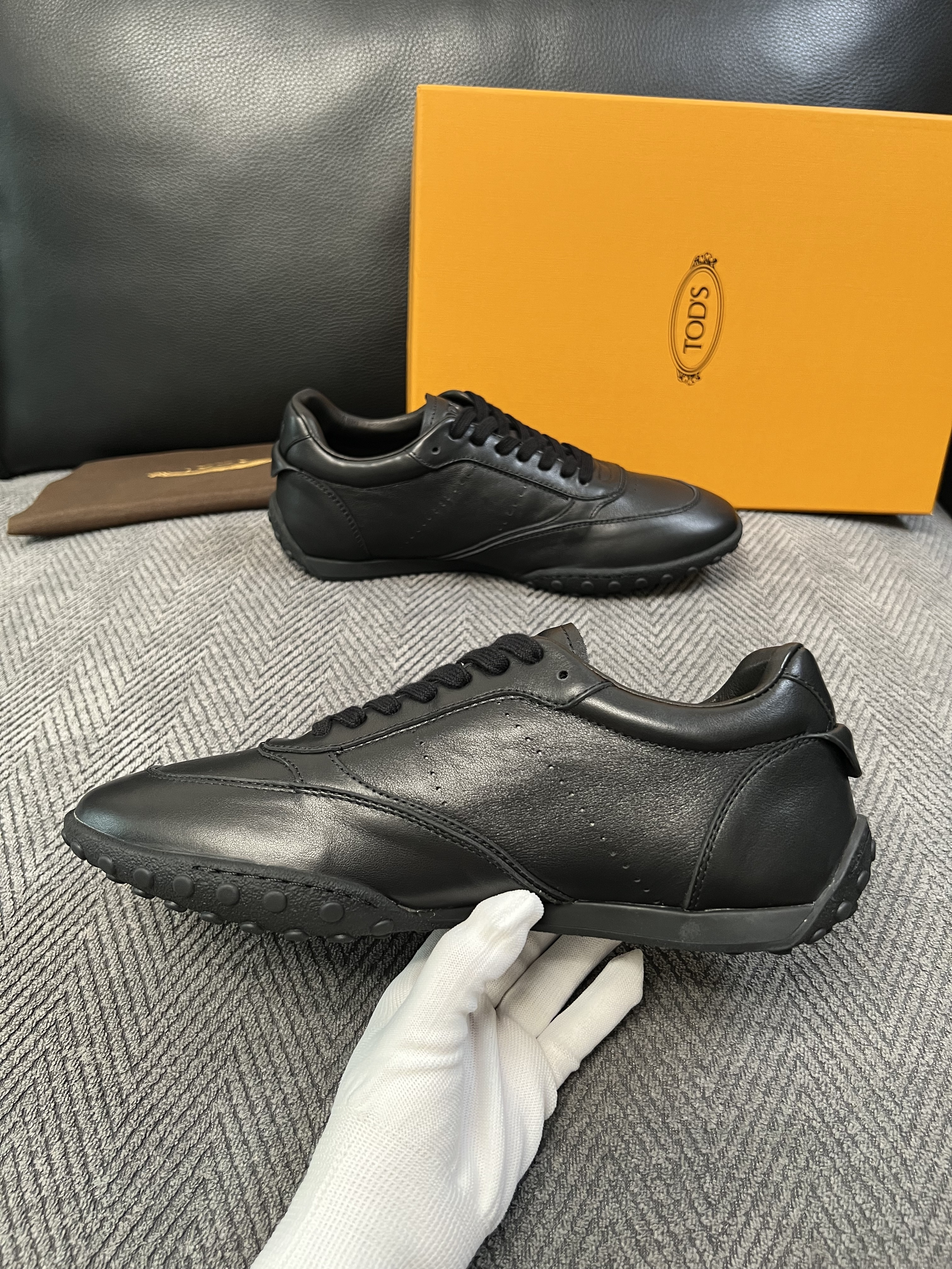 Tods  高品质  顶级工艺品  托德斯  专柜新款原厂配置，意大利进口牛皮拼布面料，进口牛里垫，透气舒适，鞋底：原厂