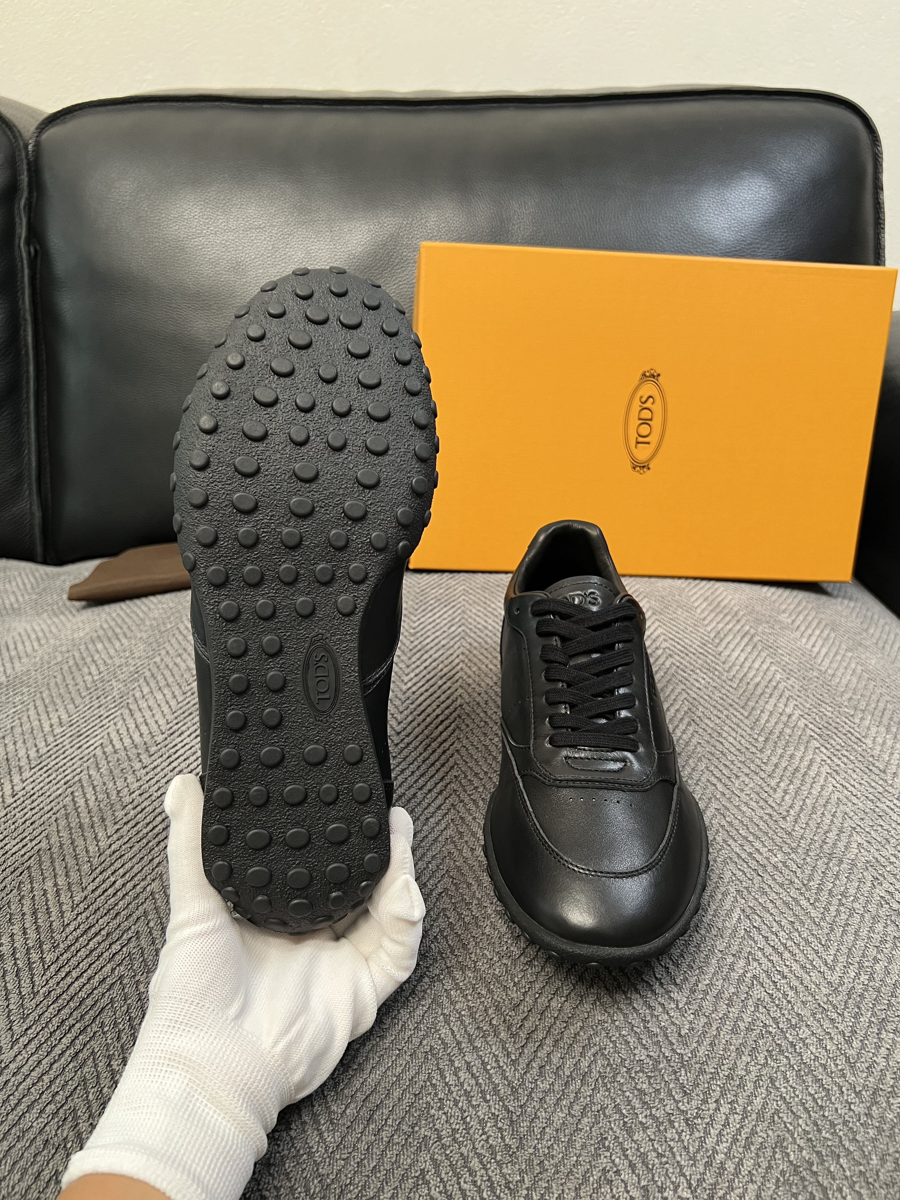 Tods  高品质  顶级工艺品  托德斯  专柜新款原厂配置，意大利进口牛皮拼布面料，进口牛里垫，透气舒适，鞋底：原厂