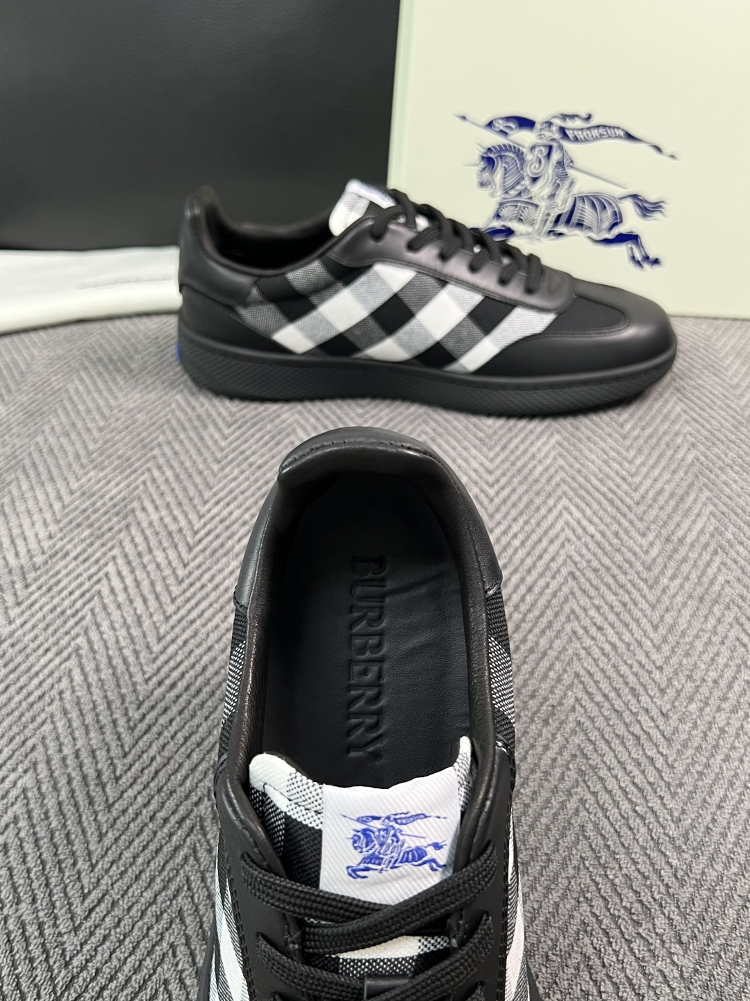 BURBERRY  顶级工艺品 巴宝莉 专柜同步，原厂配置意大利进口牛皮面料，高品质复杂拼接工艺，进口牛皮内里垫，透气舒