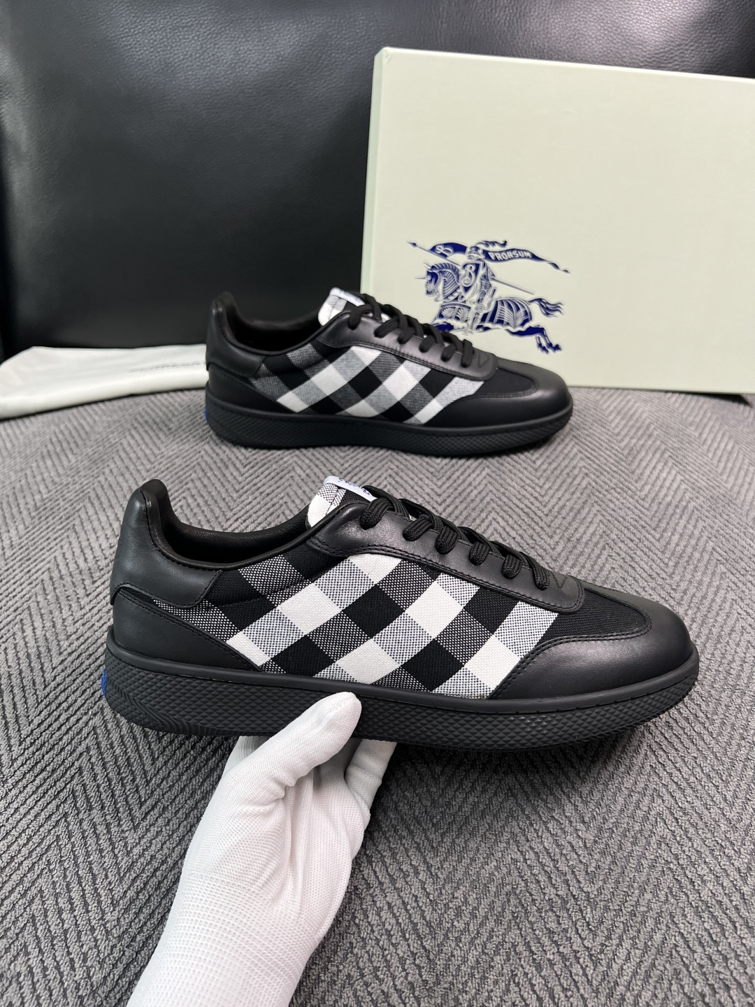 BURBERRY  顶级工艺品 巴宝莉 专柜同步，原厂配置意大利进口牛皮面料，高品质复杂拼接工艺，进口牛皮内里垫，透气舒