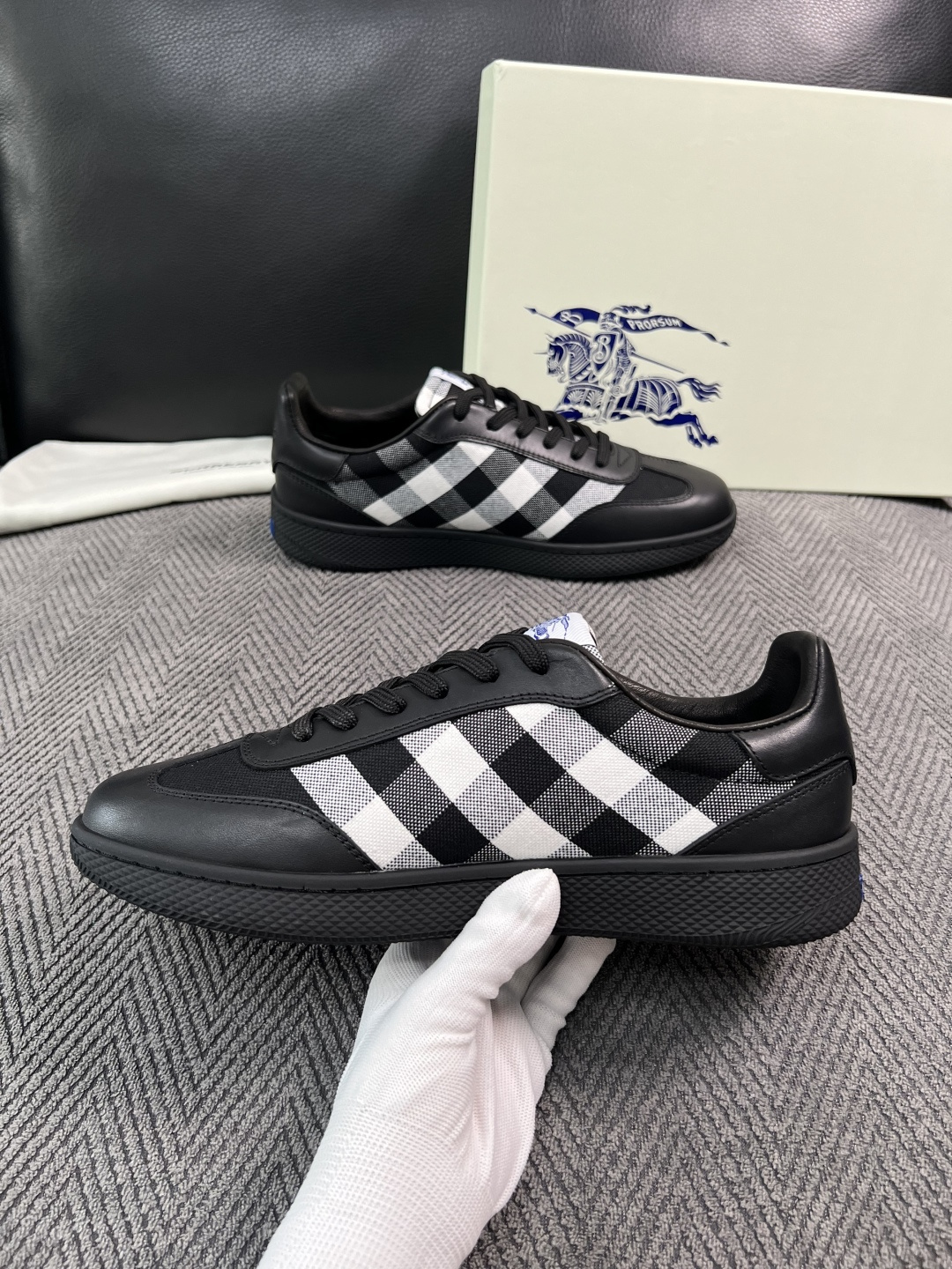 BURBERRY  顶级工艺品 巴宝莉 专柜同步，原厂配置意大利进口牛皮面料，高品质复杂拼接工艺，进口牛皮内里垫，透气舒