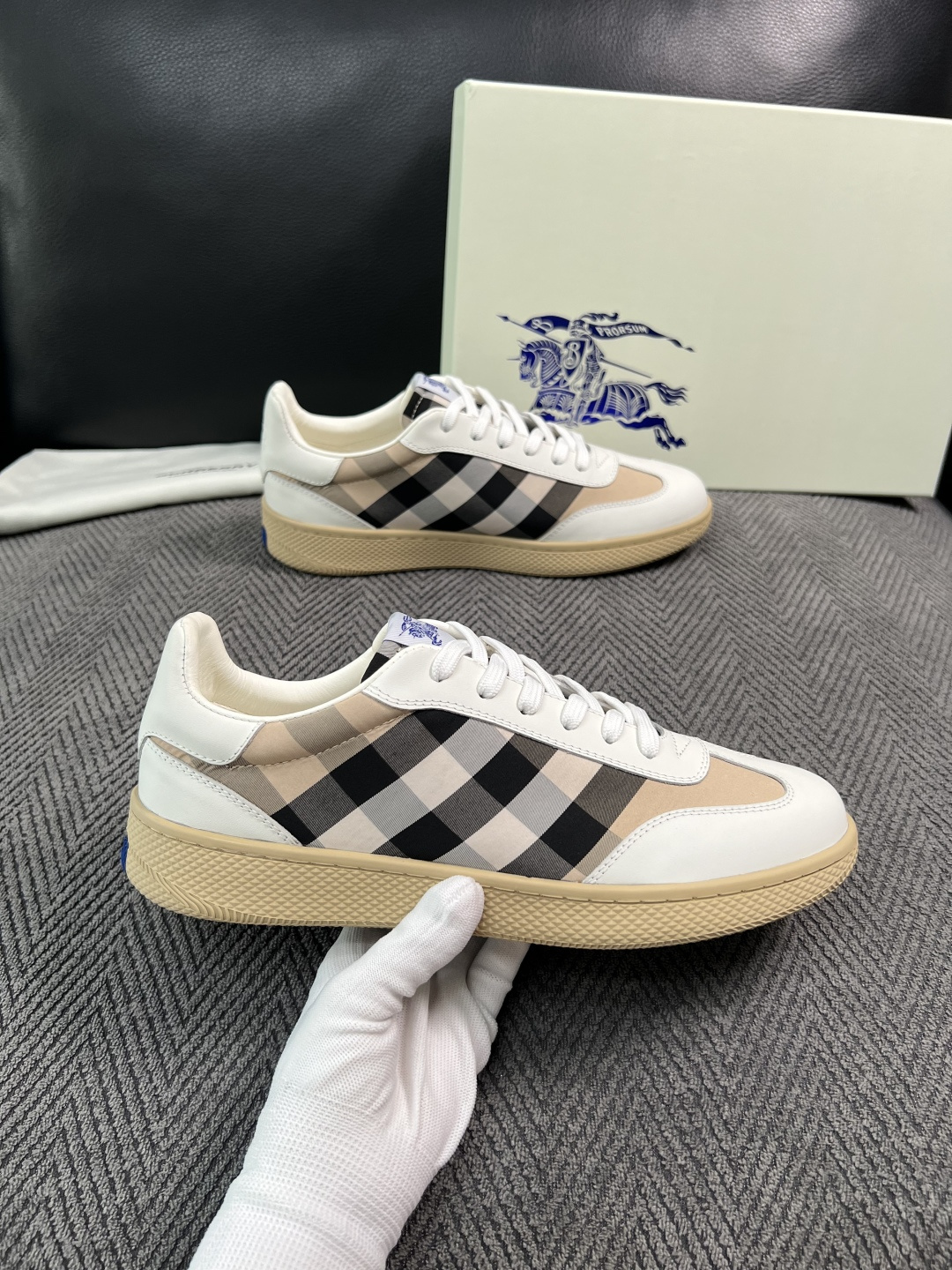 BURBERRY  顶级工艺品 巴宝莉 专柜同步，原厂配置意大利进口牛皮面料，高品质复杂拼接工艺，进口牛皮内里垫，透气舒