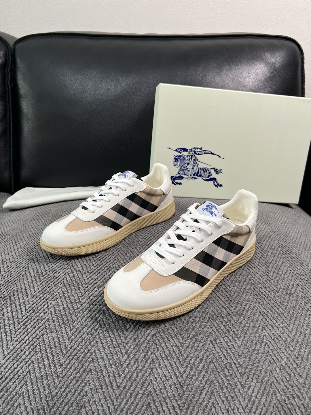BURBERRY  顶级工艺品 巴宝莉 专柜同步，原厂配置意大利进口牛皮面料，高品质复杂拼接工艺，进口牛皮内里垫，透气舒