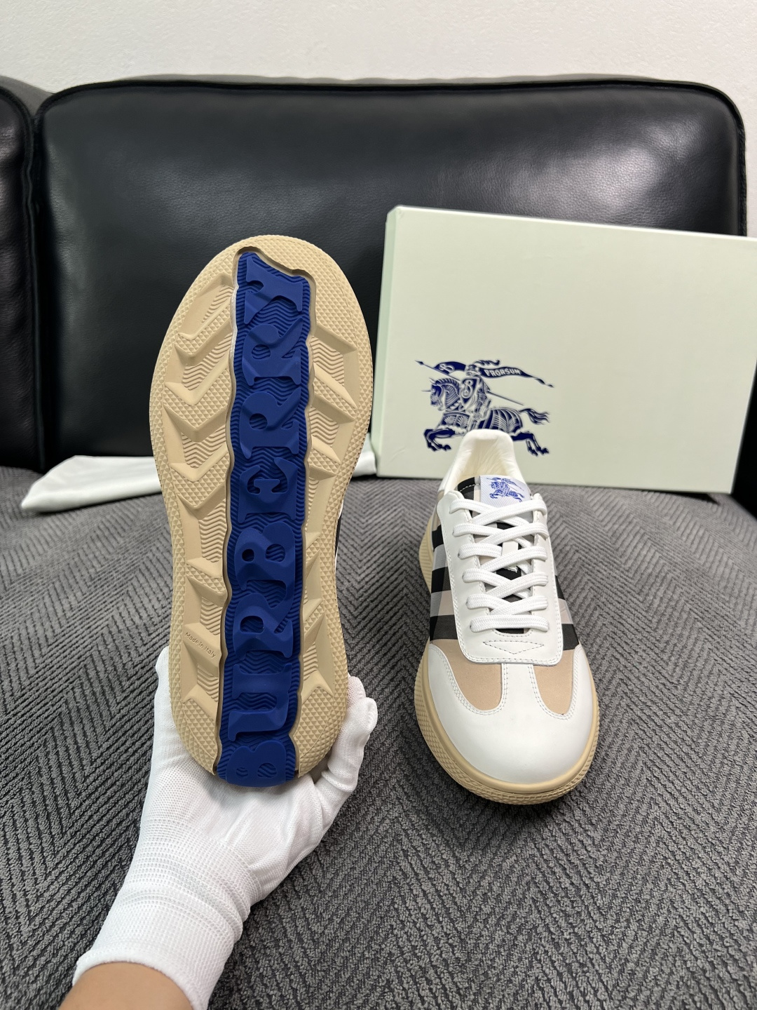 BURBERRY  顶级工艺品 巴宝莉 专柜同步，原厂配置意大利进口牛皮面料，高品质复杂拼接工艺，进口牛皮内里垫，透气舒