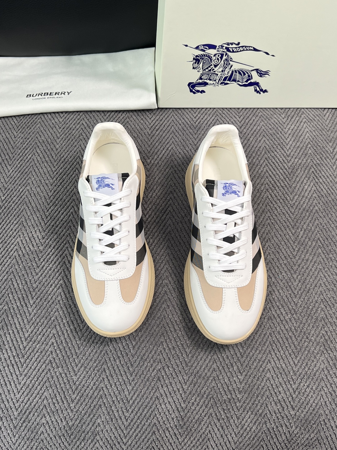 BURBERRY  顶级工艺品 巴宝莉 专柜同步，原厂配置意大利进口牛皮面料，高品质复杂拼接工艺，进口牛皮内里垫，透气舒