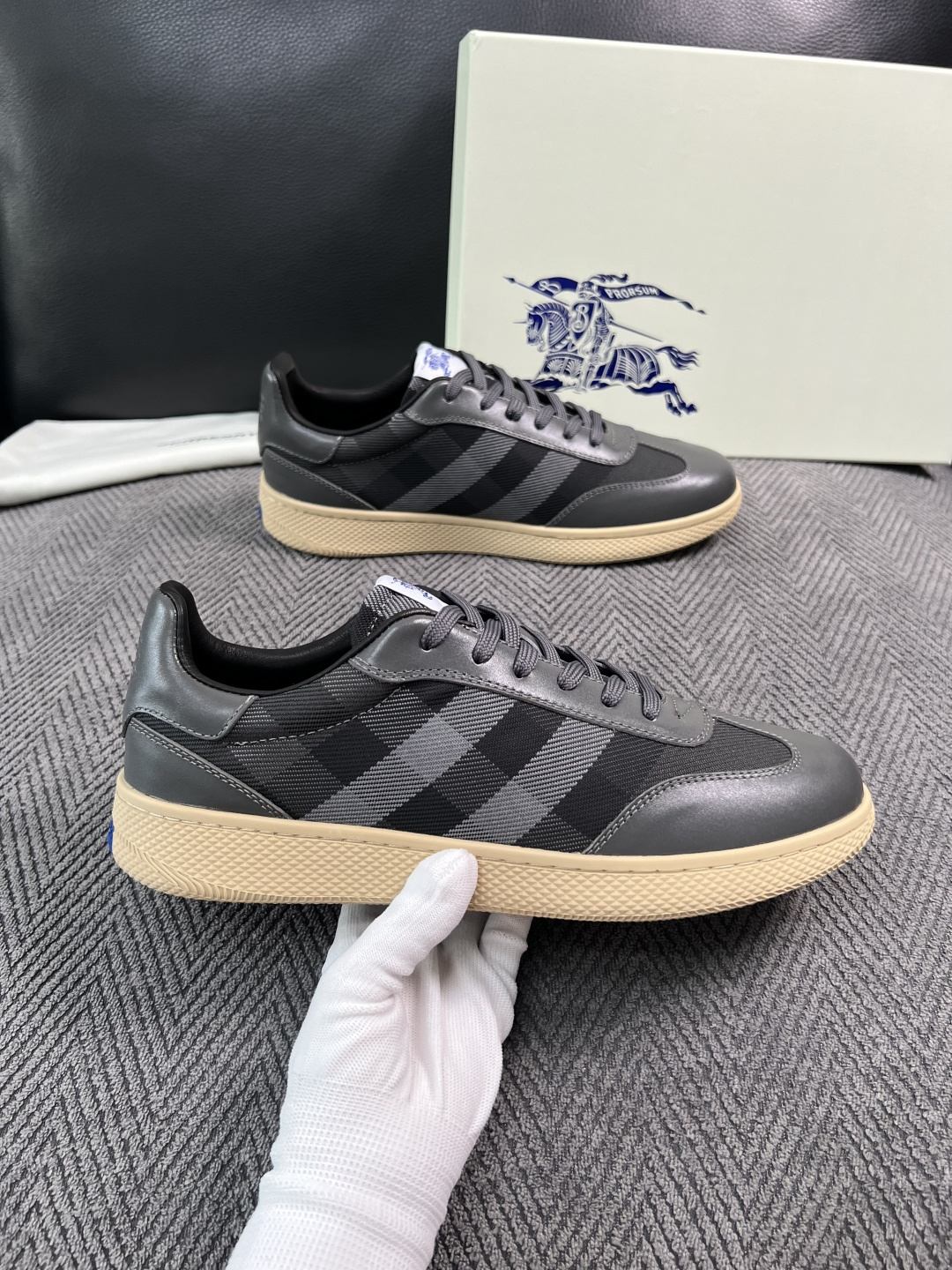 BURBERRY  顶级工艺品 巴宝莉 专柜同步，原厂配置意大利进口牛皮面料，高品质复杂拼接工艺，进口牛皮内里垫，透气舒