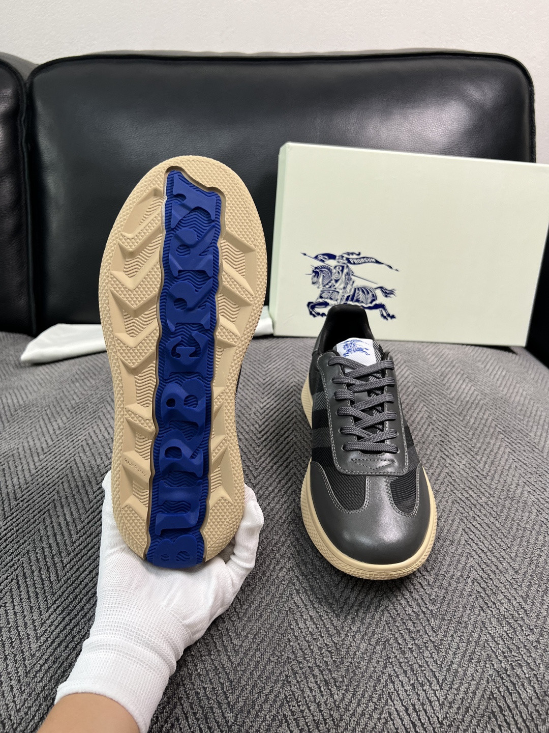 BURBERRY  顶级工艺品 巴宝莉 专柜同步，原厂配置意大利进口牛皮面料，高品质复杂拼接工艺，进口牛皮内里垫，透气舒