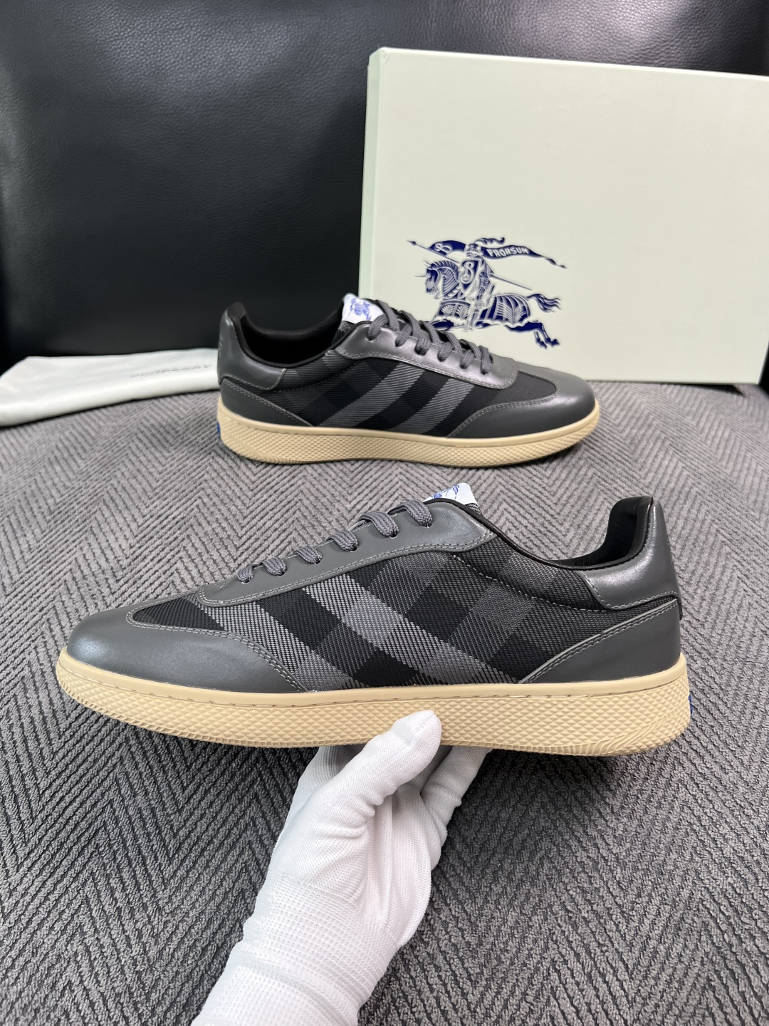 BURBERRY  顶级工艺品 巴宝莉 专柜同步，原厂配置意大利进口牛皮面料，高品质复杂拼接工艺，进口牛皮内里垫，透气舒