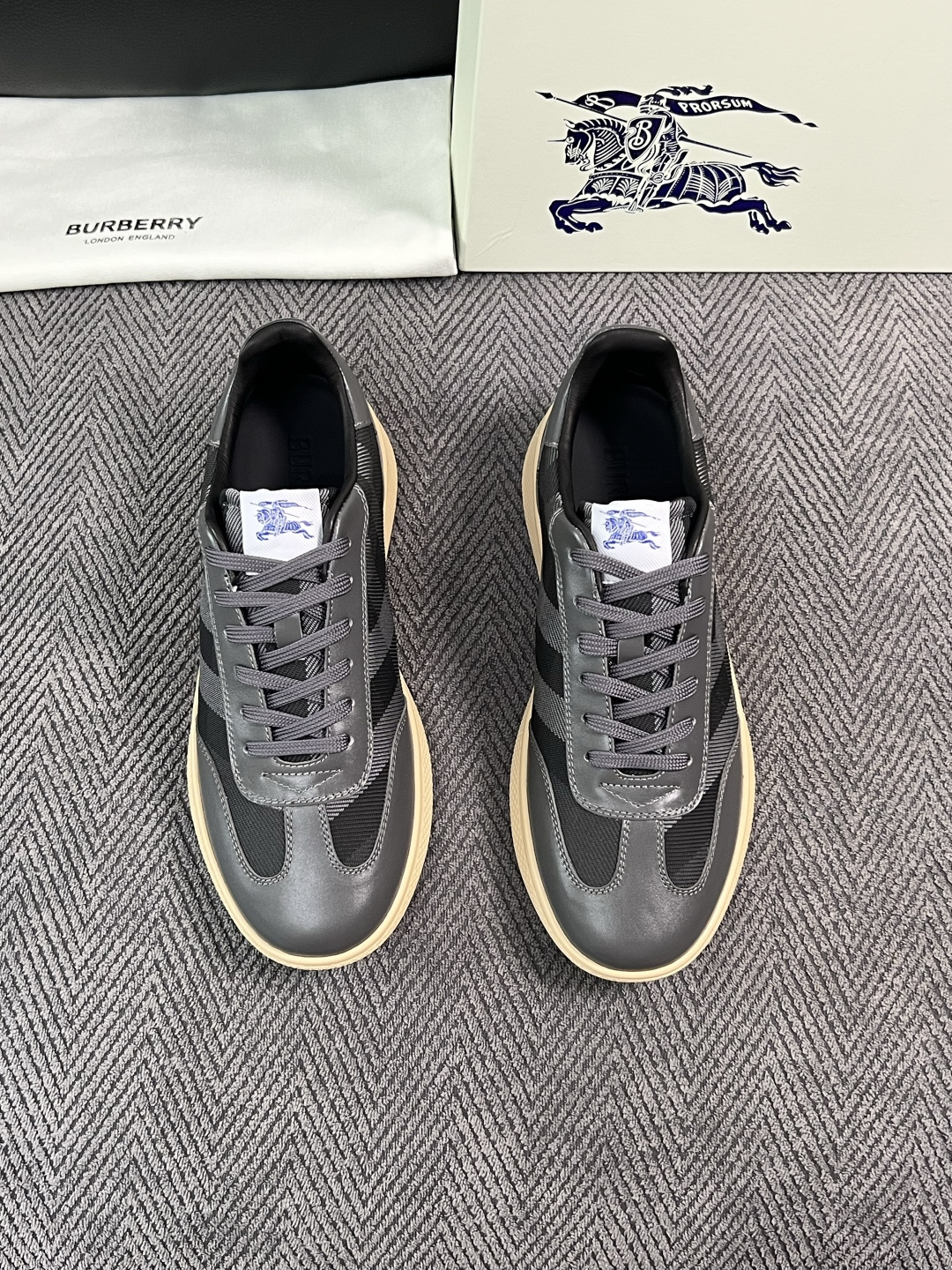 BURBERRY  顶级工艺品 巴宝莉 专柜同步，原厂配置意大利进口牛皮面料，高品质复杂拼接工艺，进口牛皮内里垫，透气舒