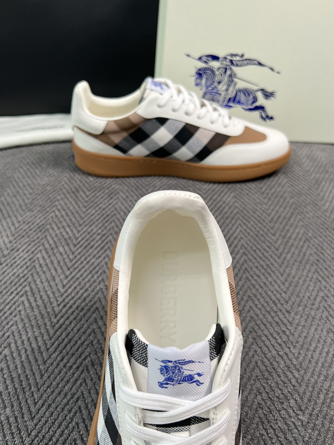 BURBERRY  顶级工艺品 巴宝莉 专柜同步，原厂配置意大利进口牛皮面料，高品质复杂拼接工艺，进口牛皮内里垫，透气舒