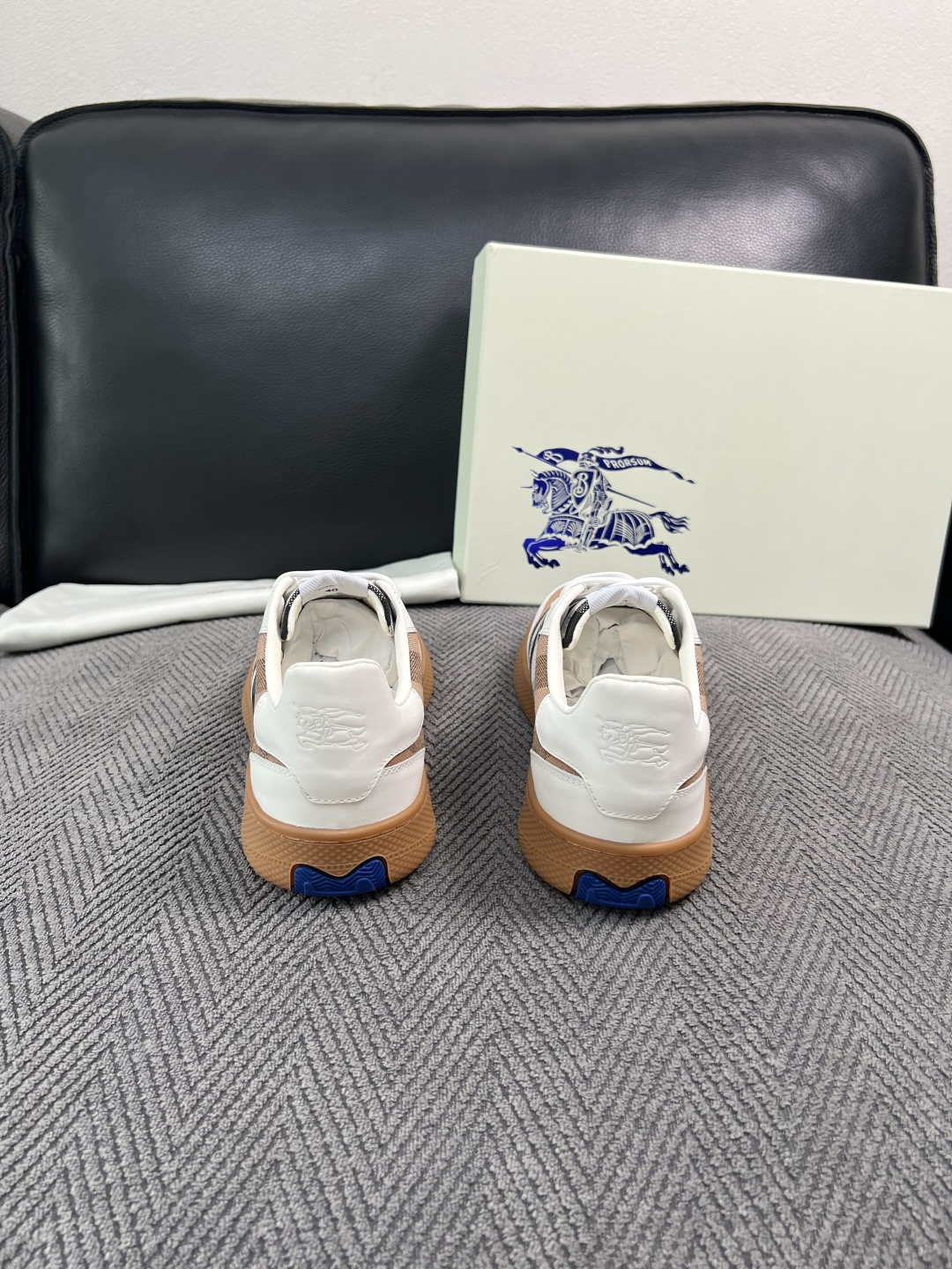 BURBERRY  顶级工艺品 巴宝莉 专柜同步，原厂配置意大利进口牛皮面料，高品质复杂拼接工艺，进口牛皮内里垫，透气舒
