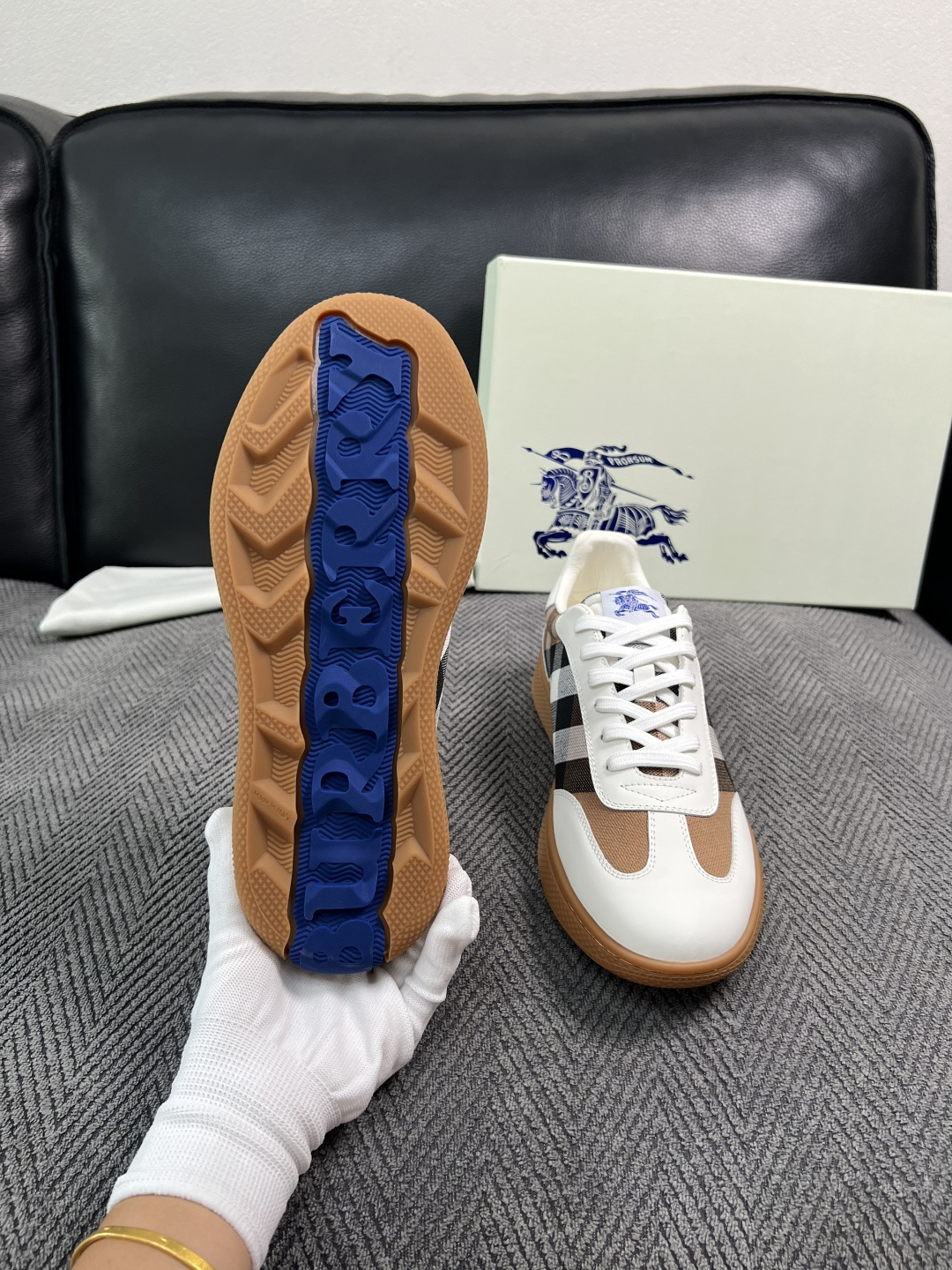 BURBERRY  顶级工艺品 巴宝莉 专柜同步，原厂配置意大利进口牛皮面料，高品质复杂拼接工艺，进口牛皮内里垫，透气舒
