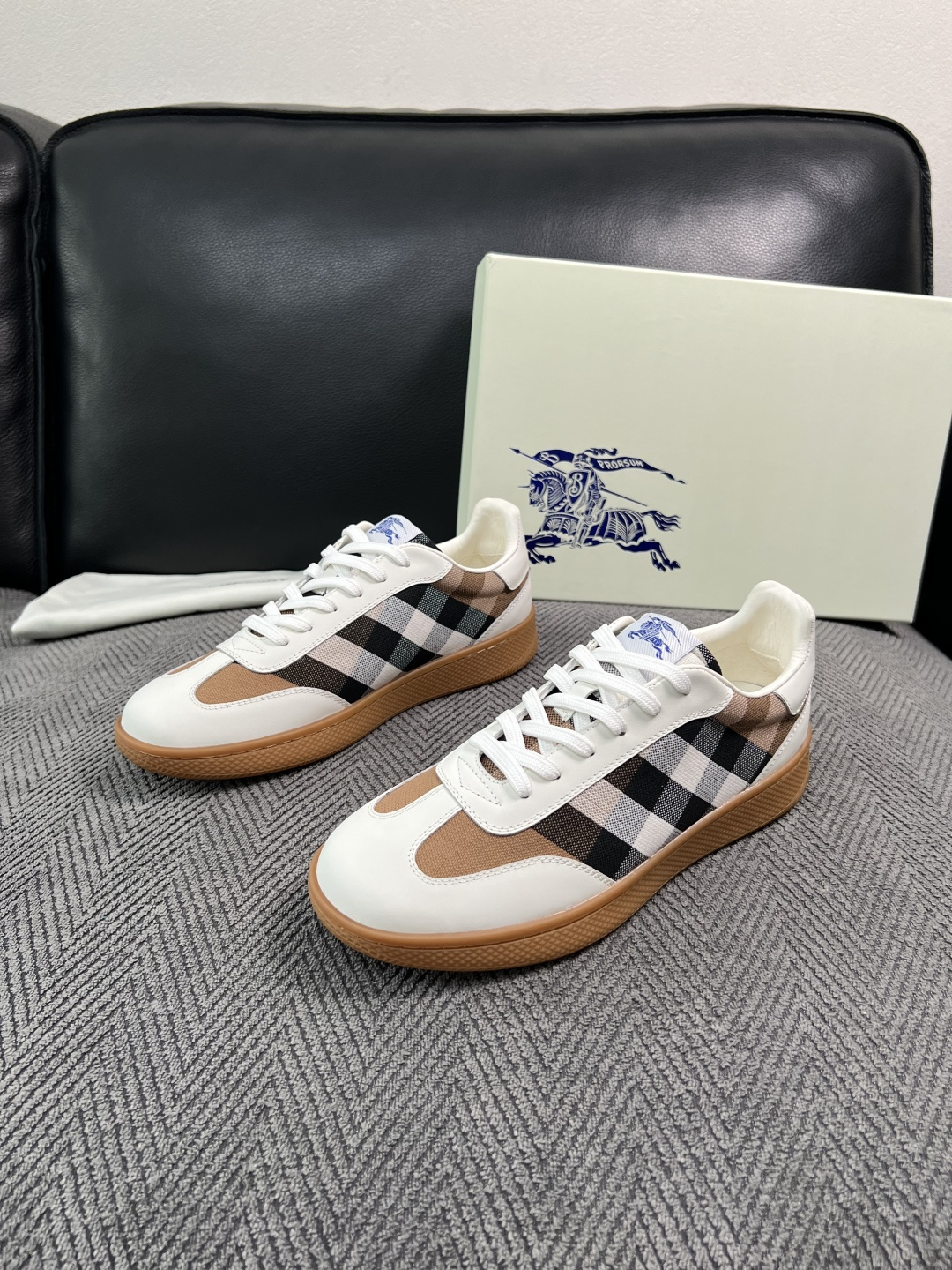 BURBERRY  顶级工艺品 巴宝莉 专柜同步，原厂配置意大利进口牛皮面料，高品质复杂拼接工艺，进口牛皮内里垫，透气舒