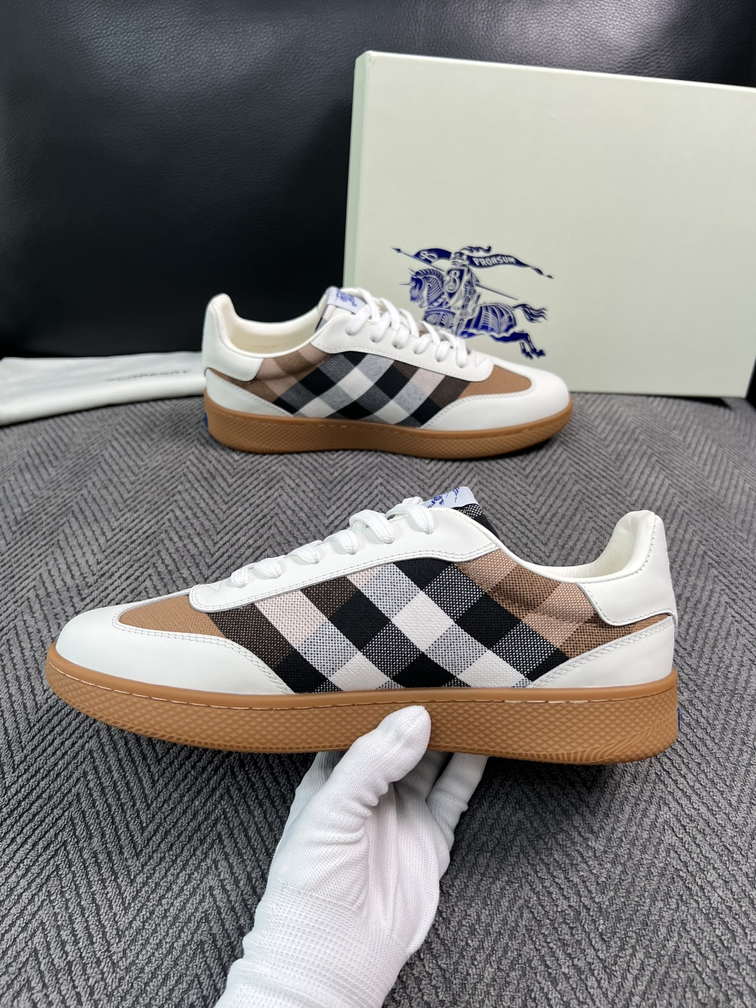 BURBERRY  顶级工艺品 巴宝莉 专柜同步，原厂配置意大利进口牛皮面料，高品质复杂拼接工艺，进口牛皮内里垫，透气舒
