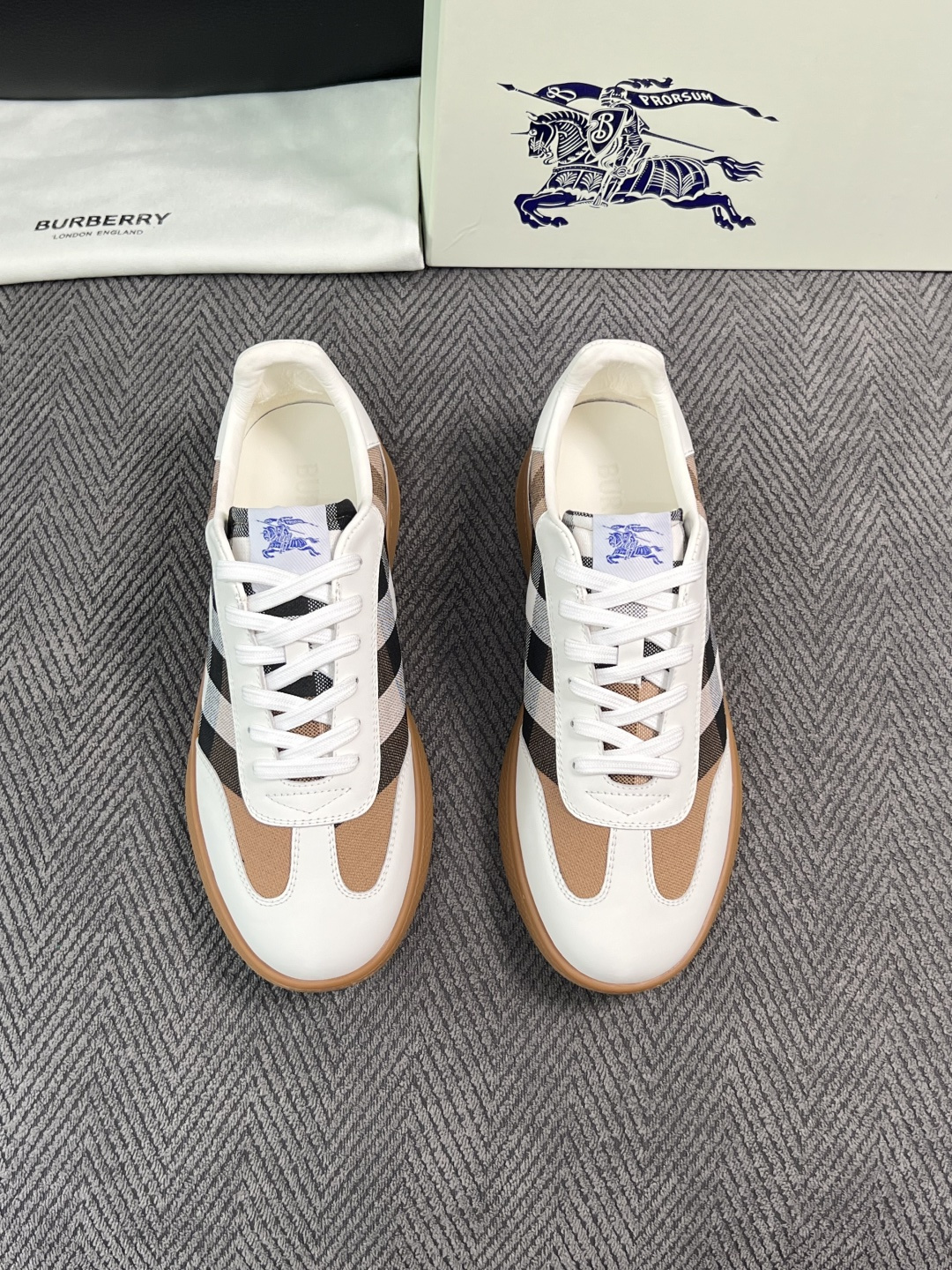 BURBERRY  顶级工艺品 巴宝莉 专柜同步，原厂配置意大利进口牛皮面料，高品质复杂拼接工艺，进口牛皮内里垫，透气舒