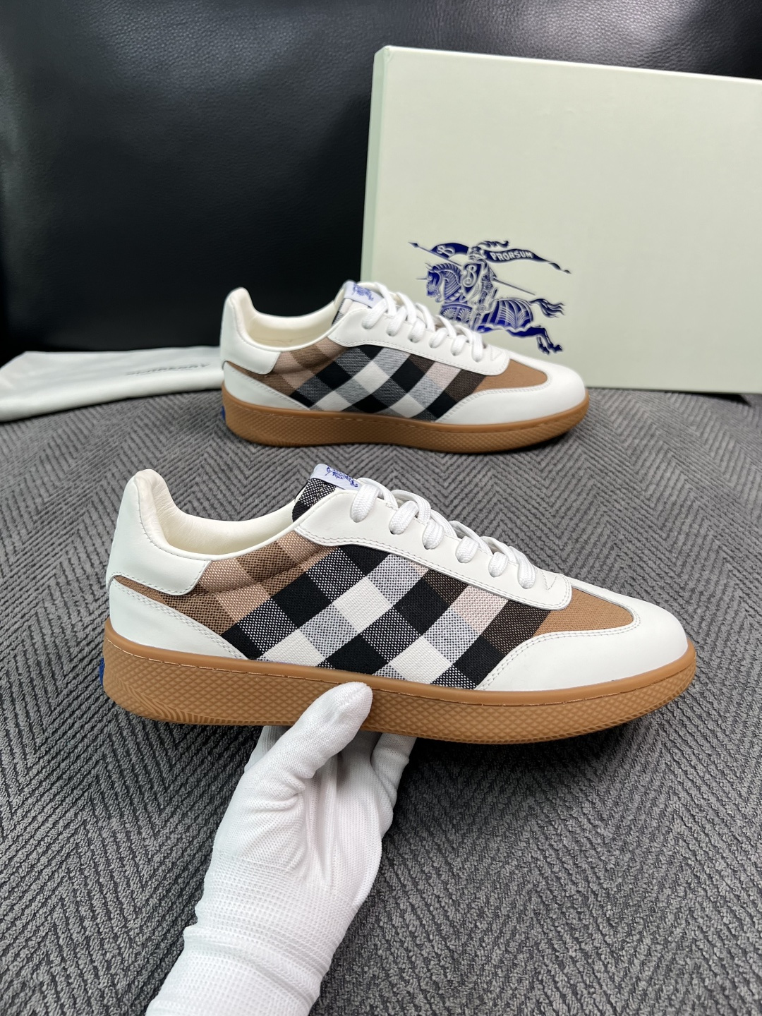 BURBERRY  顶级工艺品 巴宝莉 专柜同步，原厂配置意大利进口牛皮面料，高品质复杂拼接工艺，进口牛皮内里垫，透气舒