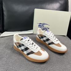 BURBERRY 顶级工艺品 巴宝莉 专柜同步,原厂配置意大利进口牛皮面料,高品质复杂拼接工艺,进口牛皮内里垫,透气舒 BURBERRY 顶级工艺品 巴宝莉 专柜同步,原厂配置意大利进口牛皮面料,高品质复杂拼接工艺,进口牛皮内里垫,透气舒