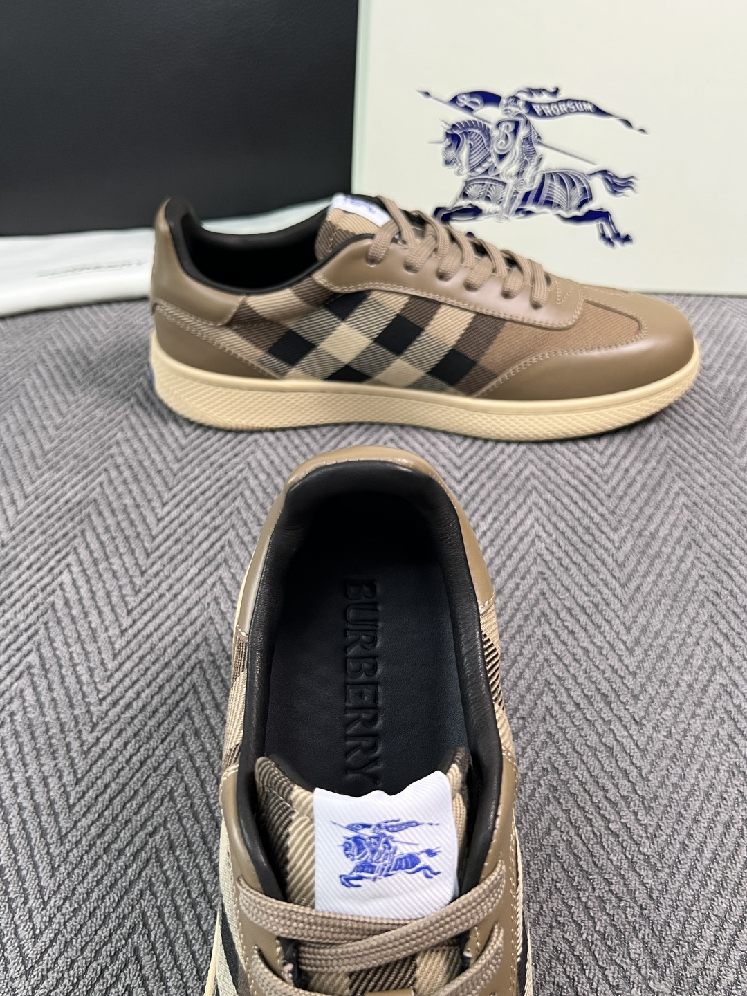 BURBERRY  顶级工艺品 巴宝莉 专柜同步，原厂配置意大利进口牛皮面料，高品质复杂拼接工艺，进口牛皮内里垫，透气舒