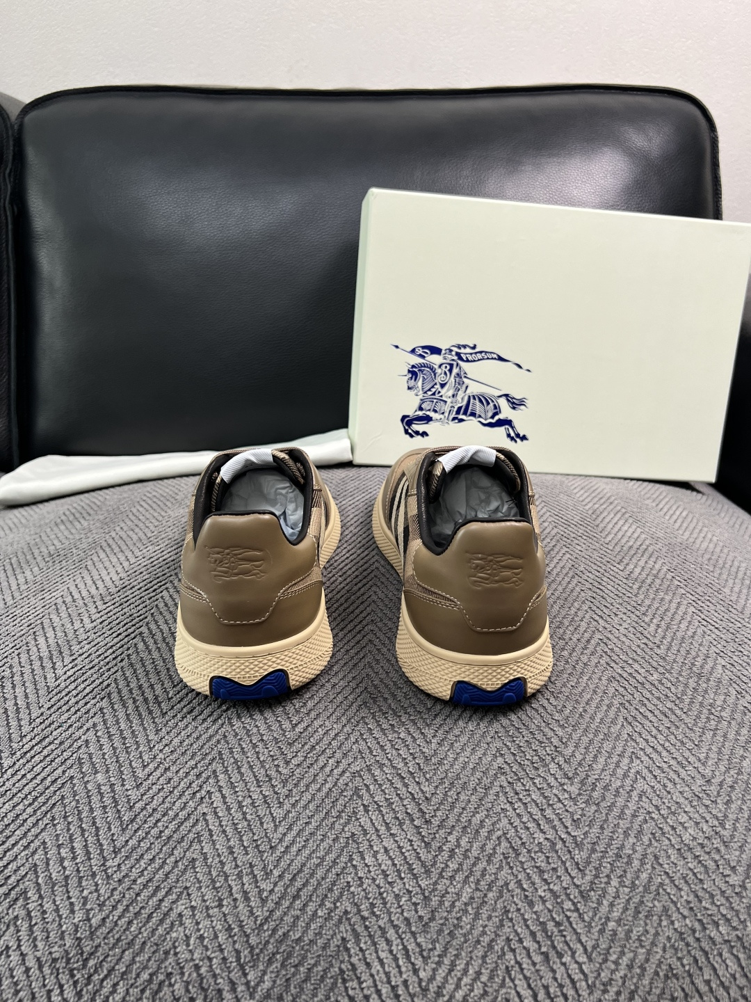 BURBERRY  顶级工艺品 巴宝莉 专柜同步，原厂配置意大利进口牛皮面料，高品质复杂拼接工艺，进口牛皮内里垫，透气舒
