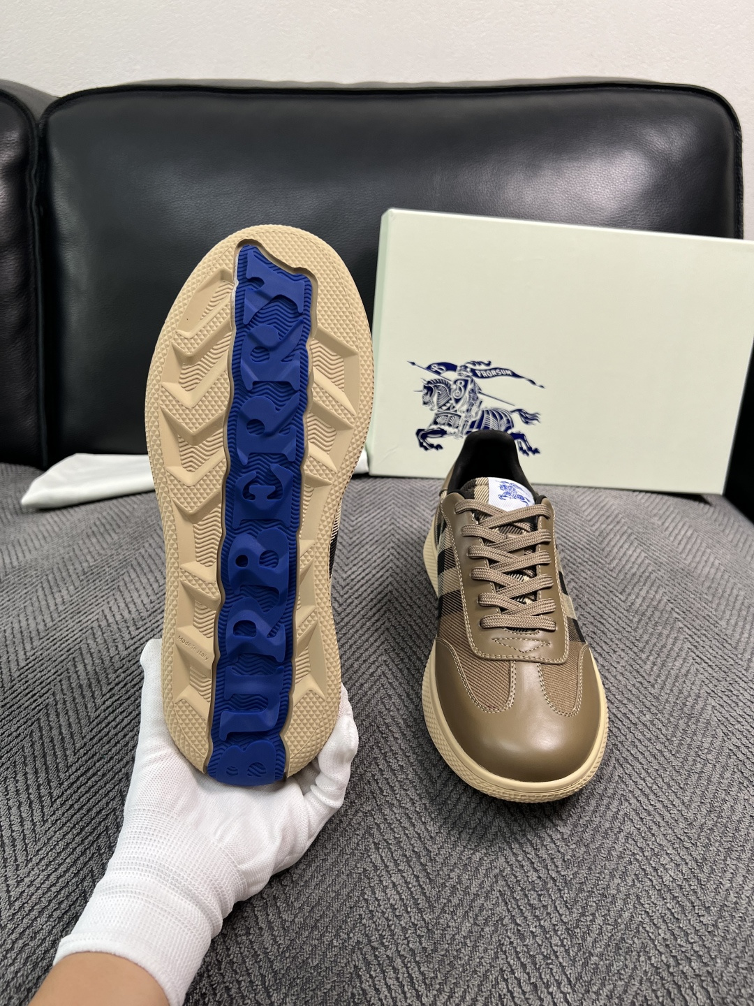 BURBERRY  顶级工艺品 巴宝莉 专柜同步，原厂配置意大利进口牛皮面料，高品质复杂拼接工艺，进口牛皮内里垫，透气舒