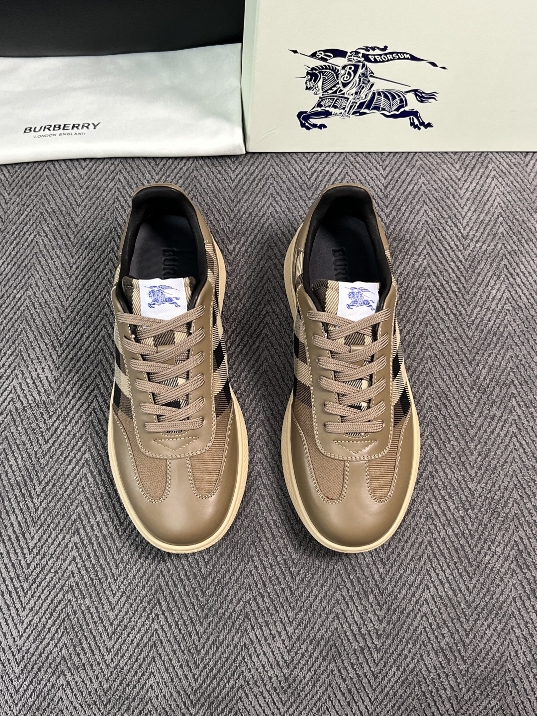 BURBERRY  顶级工艺品 巴宝莉 专柜同步，原厂配置意大利进口牛皮面料，高品质复杂拼接工艺，进口牛皮内里垫，透气舒