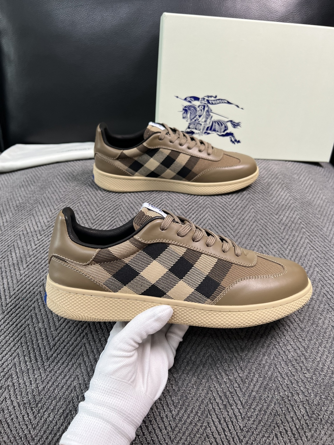 BURBERRY  顶级工艺品 巴宝莉 专柜同步，原厂配置意大利进口牛皮面料，高品质复杂拼接工艺，进口牛皮内里垫，透气舒