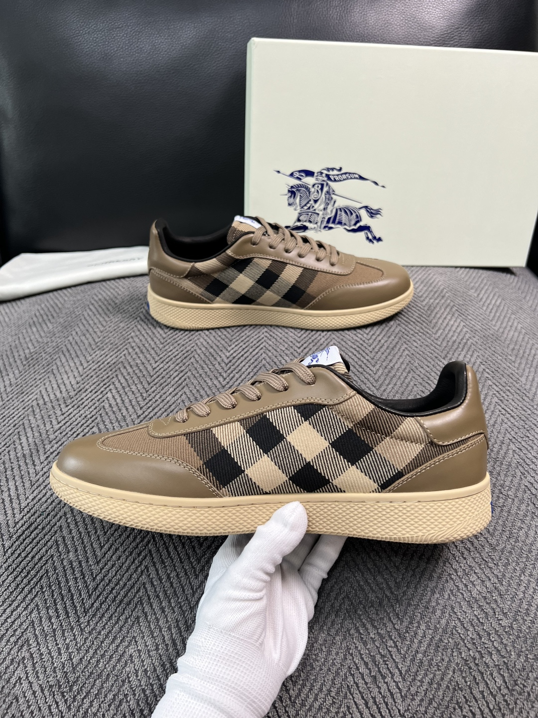 BURBERRY  顶级工艺品 巴宝莉 专柜同步，原厂配置意大利进口牛皮面料，高品质复杂拼接工艺，进口牛皮内里垫，透气舒