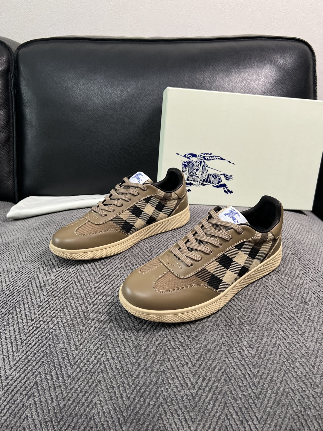 BURBERRY  顶级工艺品 巴宝莉 专柜同步，原厂配置意大利进口牛皮面料，高品质复杂拼接工艺，进口牛皮内里垫，透气舒