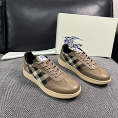 BURBERRY 顶级工艺品 巴宝莉 专柜同步,原厂配置意大利进口牛皮面料,高品质复杂拼接工艺,进口牛皮内里垫,透气舒 BURBERRY 顶级工艺品 巴宝莉 专柜同步,原厂配置意大利进口牛皮面料,高品质复杂拼接工艺,进口牛皮内里垫,透气舒