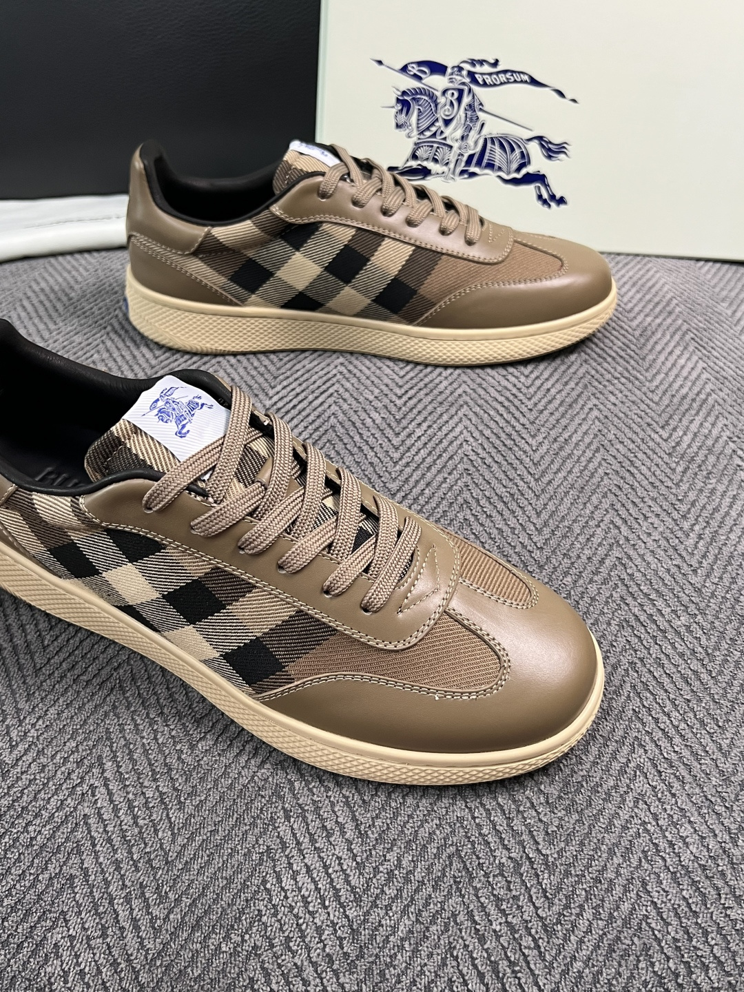 BURBERRY  顶级工艺品 巴宝莉 专柜同步，原厂配置意大利进口牛皮面料，高品质复杂拼接工艺，进口牛皮内里垫，透气舒