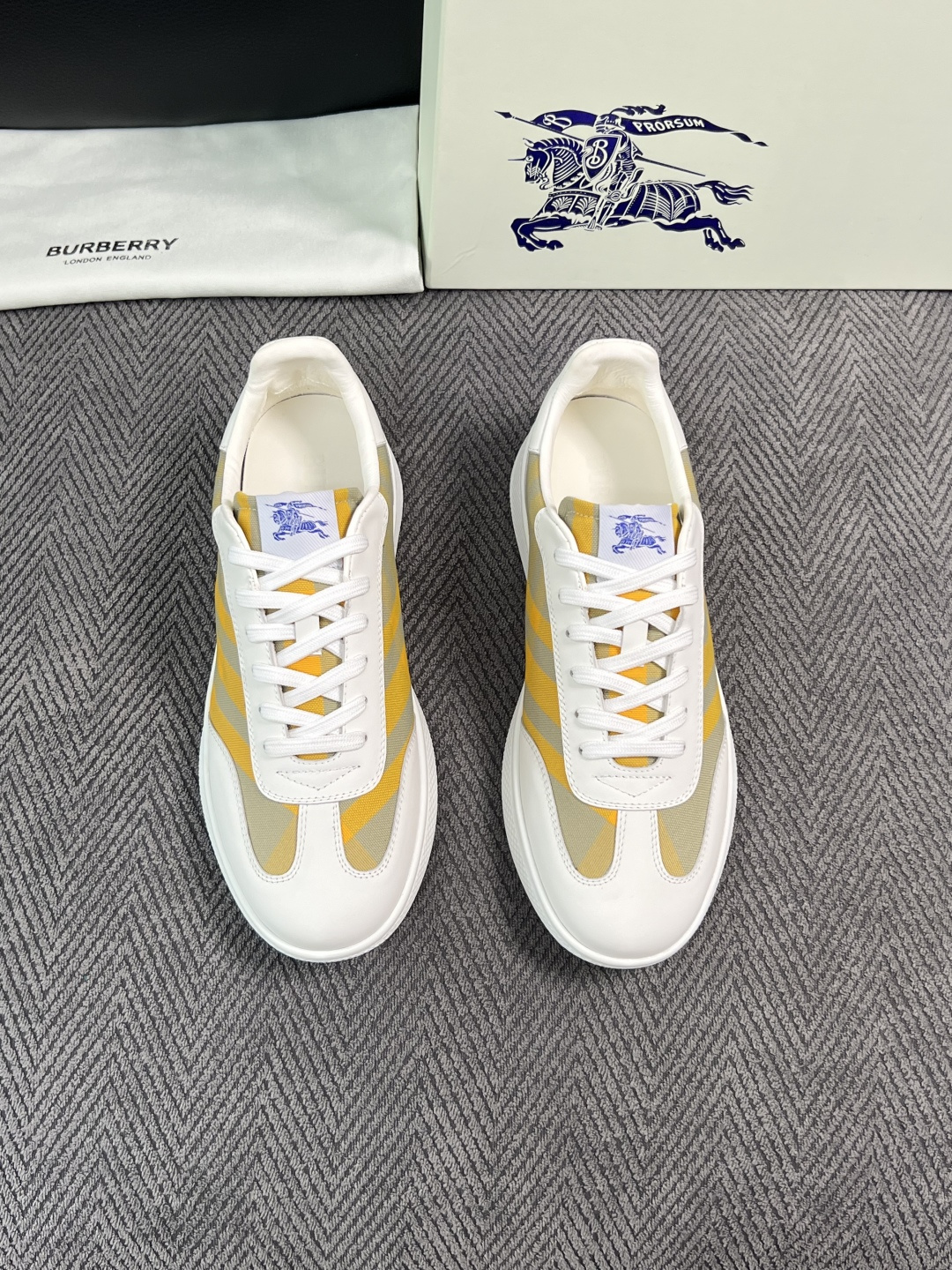 BURBERRY  顶级工艺品 巴宝莉 专柜同步，原厂配置意大利进口牛皮面料，高品质复杂拼接工艺，进口牛皮内里垫，透气舒