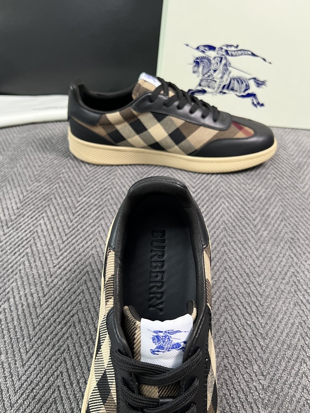 BURBERRY  顶级工艺品 巴宝莉 专柜同步，原厂配置意大利进口牛皮面料，高品质复杂拼接工艺，进口牛皮内里垫，透气舒