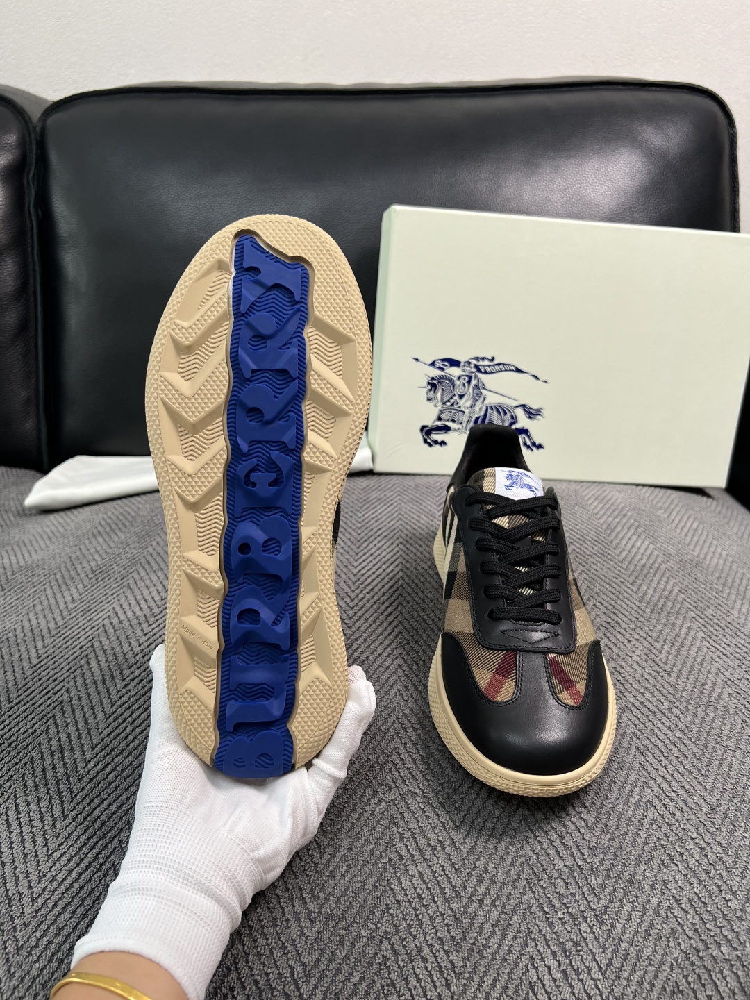 BURBERRY  顶级工艺品 巴宝莉 专柜同步，原厂配置意大利进口牛皮面料，高品质复杂拼接工艺，进口牛皮内里垫，透气舒