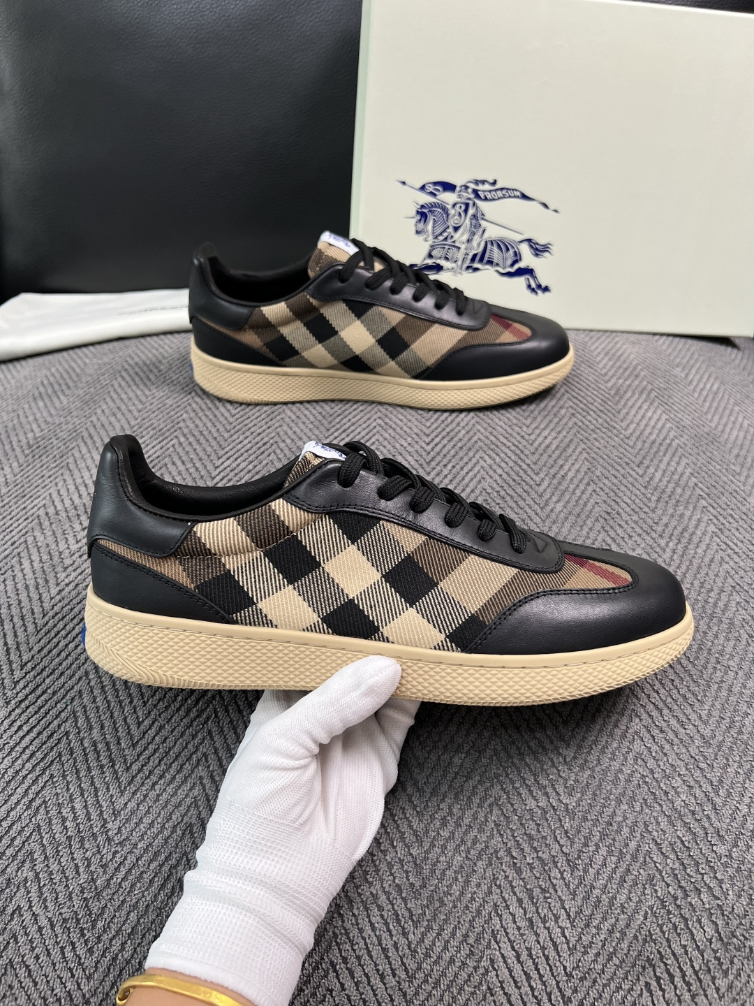 BURBERRY  顶级工艺品 巴宝莉 专柜同步，原厂配置意大利进口牛皮面料，高品质复杂拼接工艺，进口牛皮内里垫，透气舒