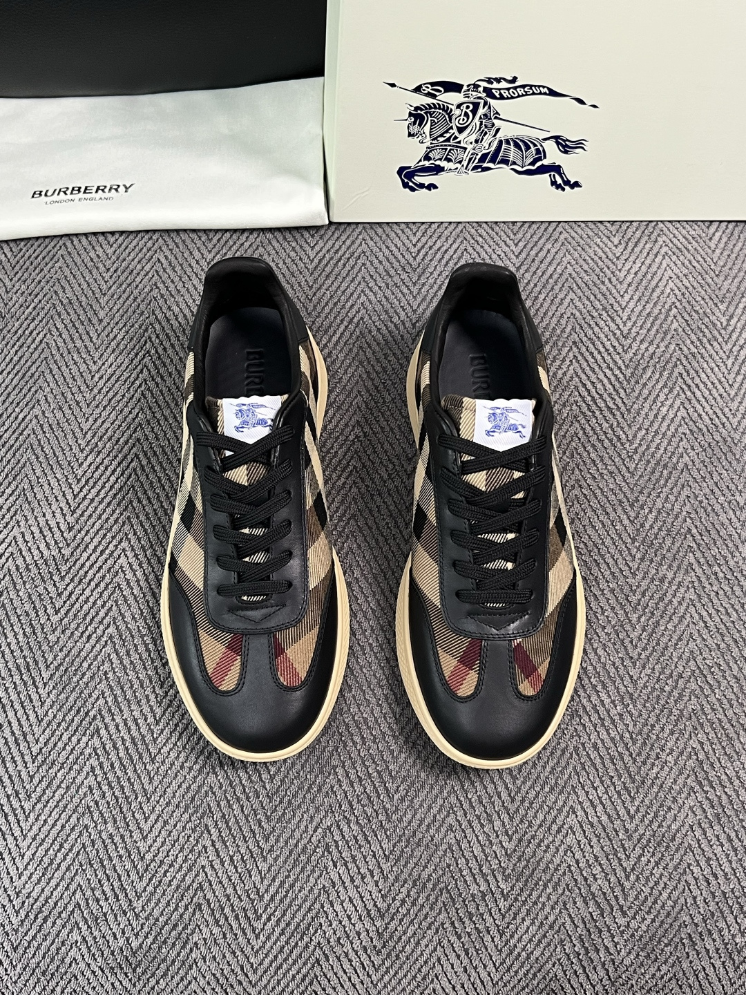 BURBERRY  顶级工艺品 巴宝莉 专柜同步，原厂配置意大利进口牛皮面料，高品质复杂拼接工艺，进口牛皮内里垫，透气舒