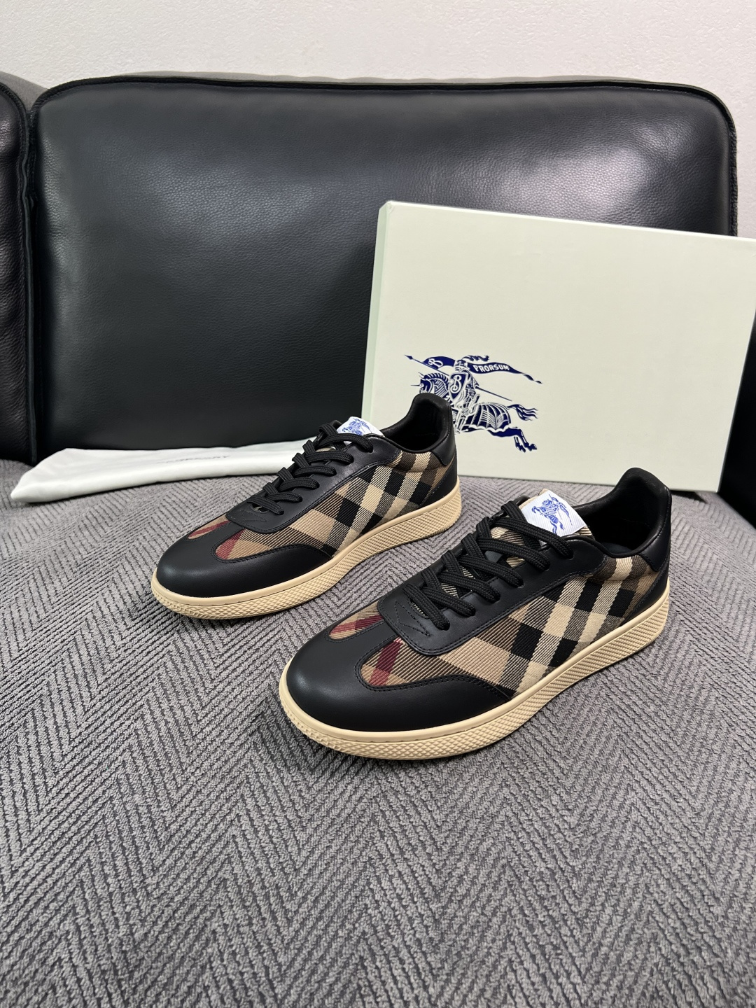 BURBERRY  顶级工艺品 巴宝莉 专柜同步，原厂配置意大利进口牛皮面料，高品质复杂拼接工艺，进口牛皮内里垫，透气舒