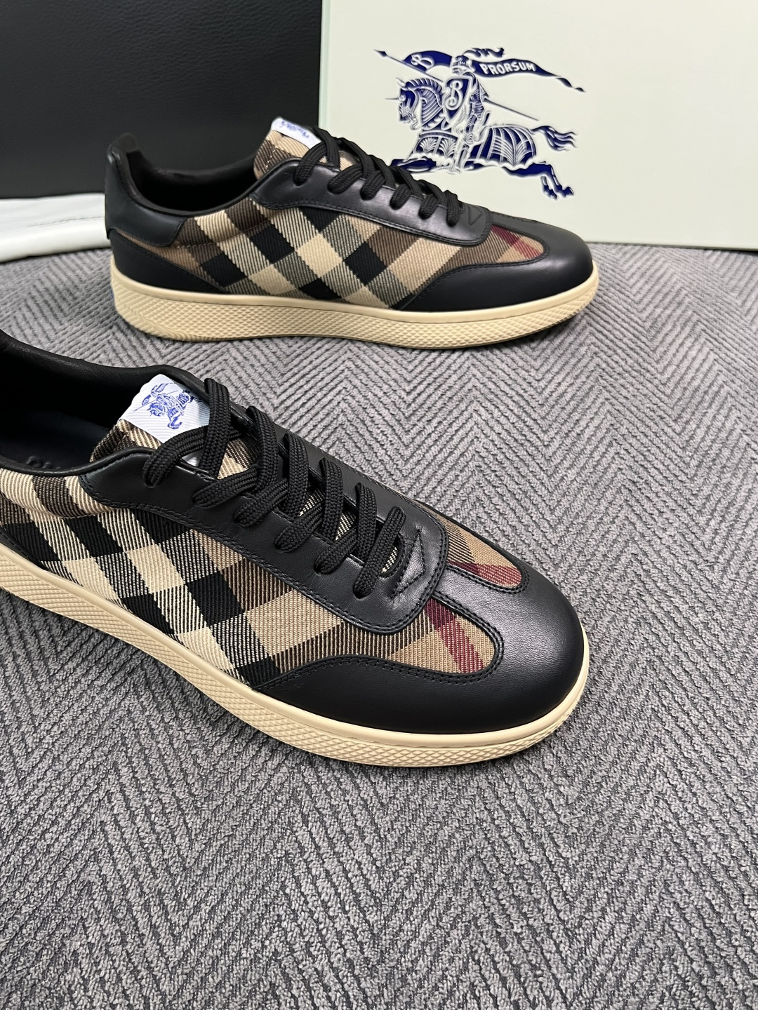 BURBERRY  顶级工艺品 巴宝莉 专柜同步，原厂配置意大利进口牛皮面料，高品质复杂拼接工艺，进口牛皮内里垫，透气舒