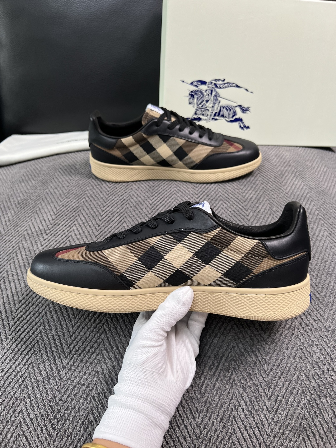 BURBERRY  顶级工艺品 巴宝莉 专柜同步，原厂配置意大利进口牛皮面料，高品质复杂拼接工艺，进口牛皮内里垫，透气舒